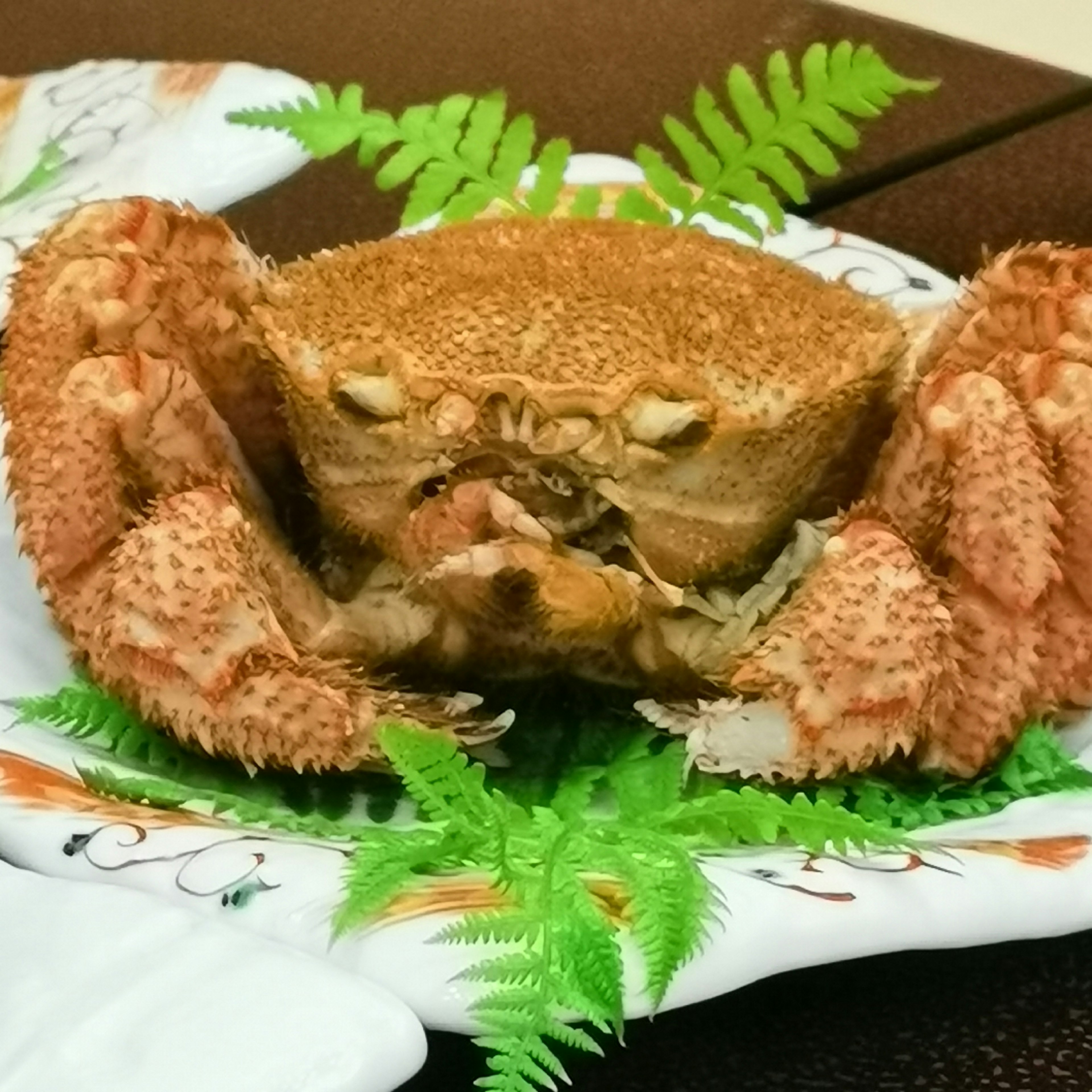 Une image vibrante d'un crabe sur une assiette décorative