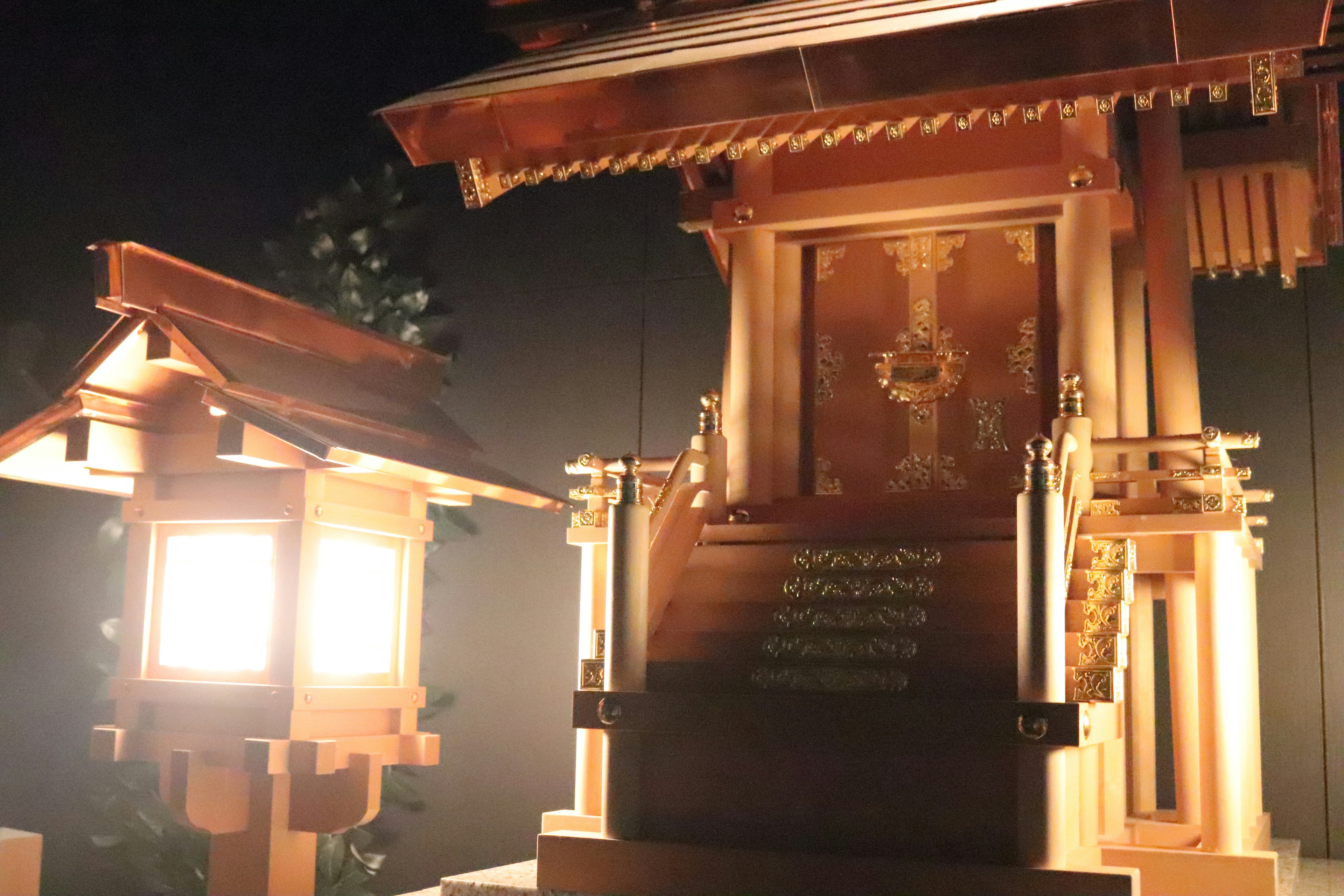 夜に照らされた木製神社と灯篭の美しい景観