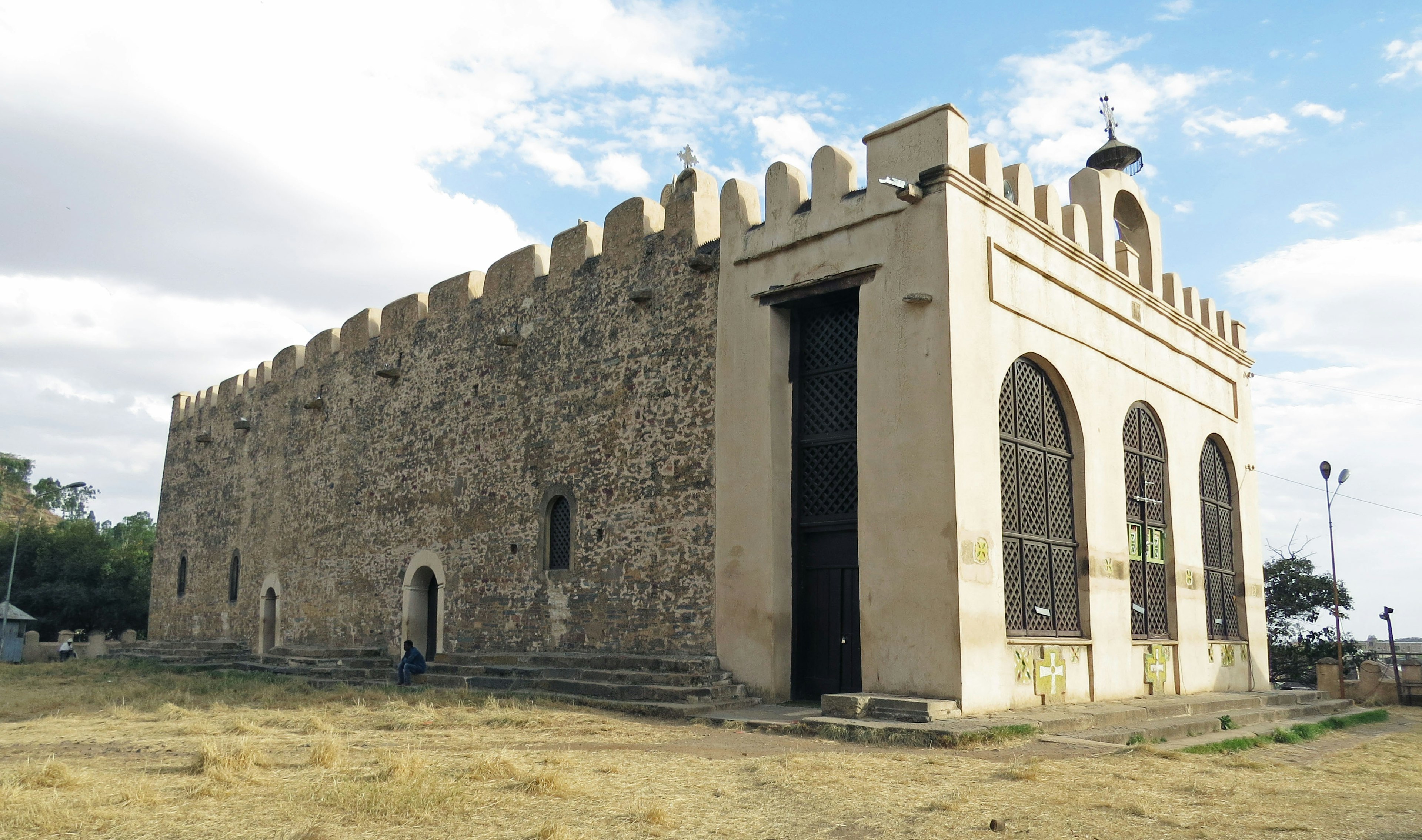 Edificio storico in pietra sotto un cielo blu