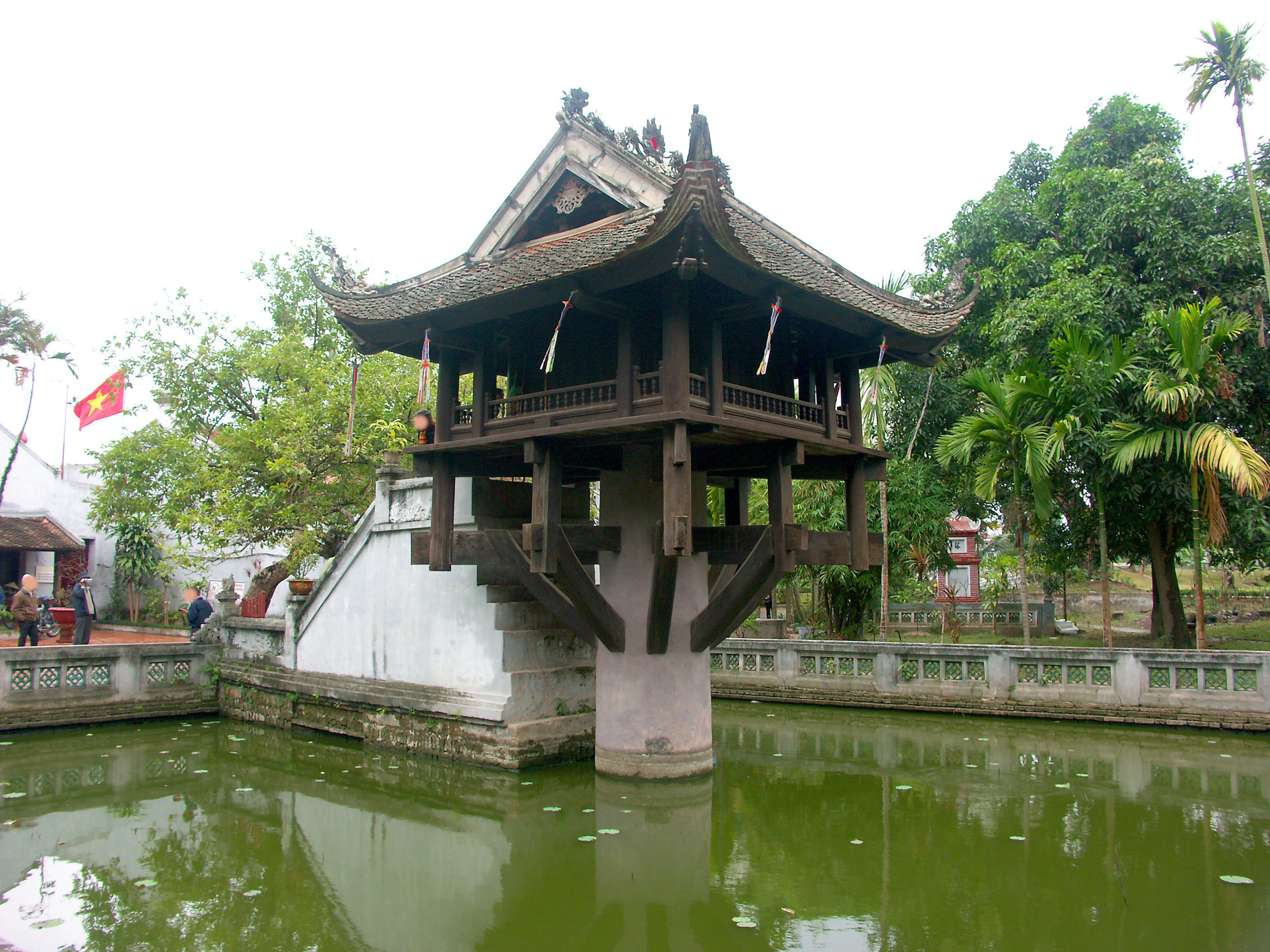 Die Holzkonstruktion der Ein-Säulen-Pagode in Hanoi steht über einem Teich