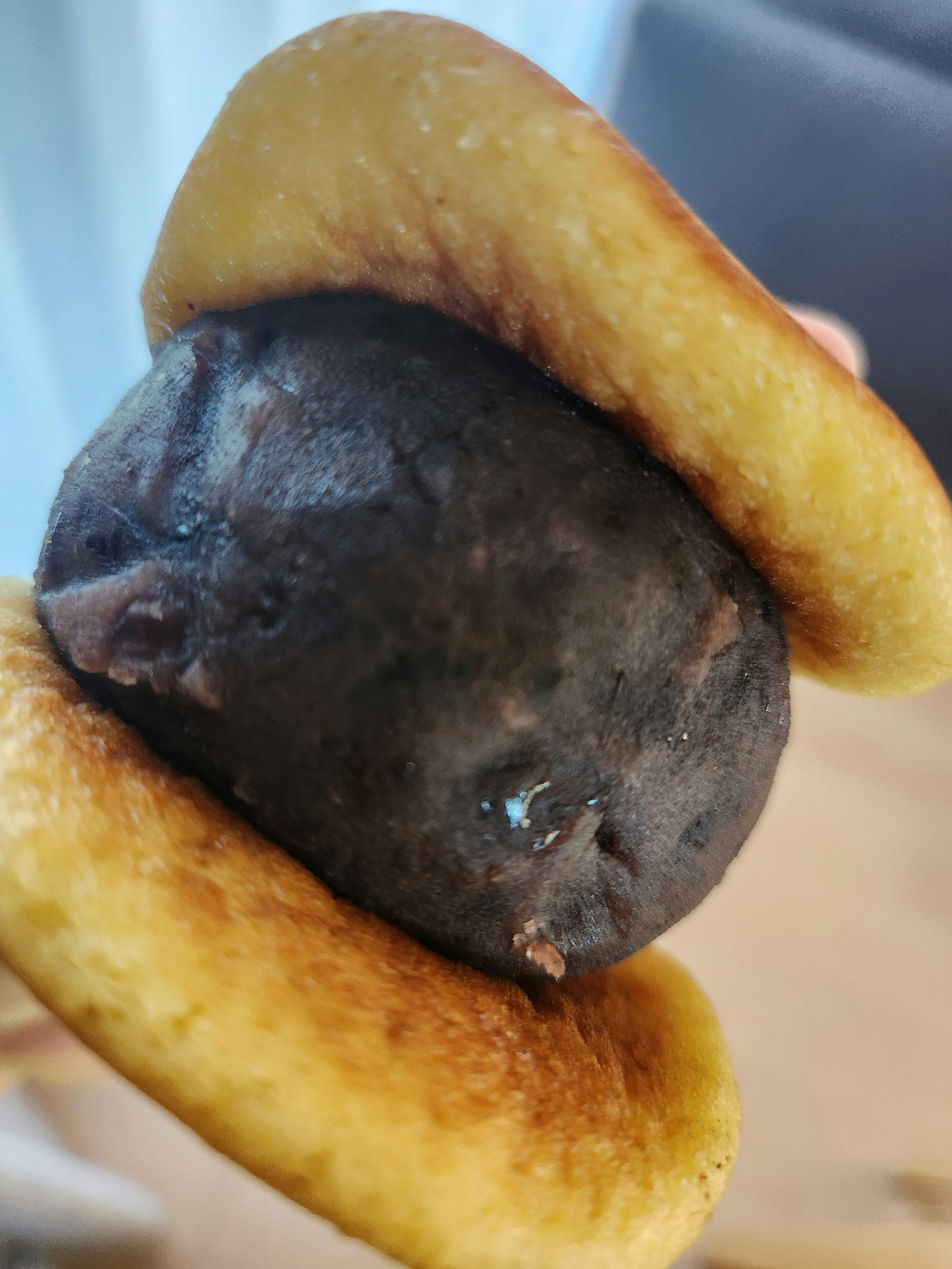 黒い果実を挟んだ二つの焼き菓子の画像