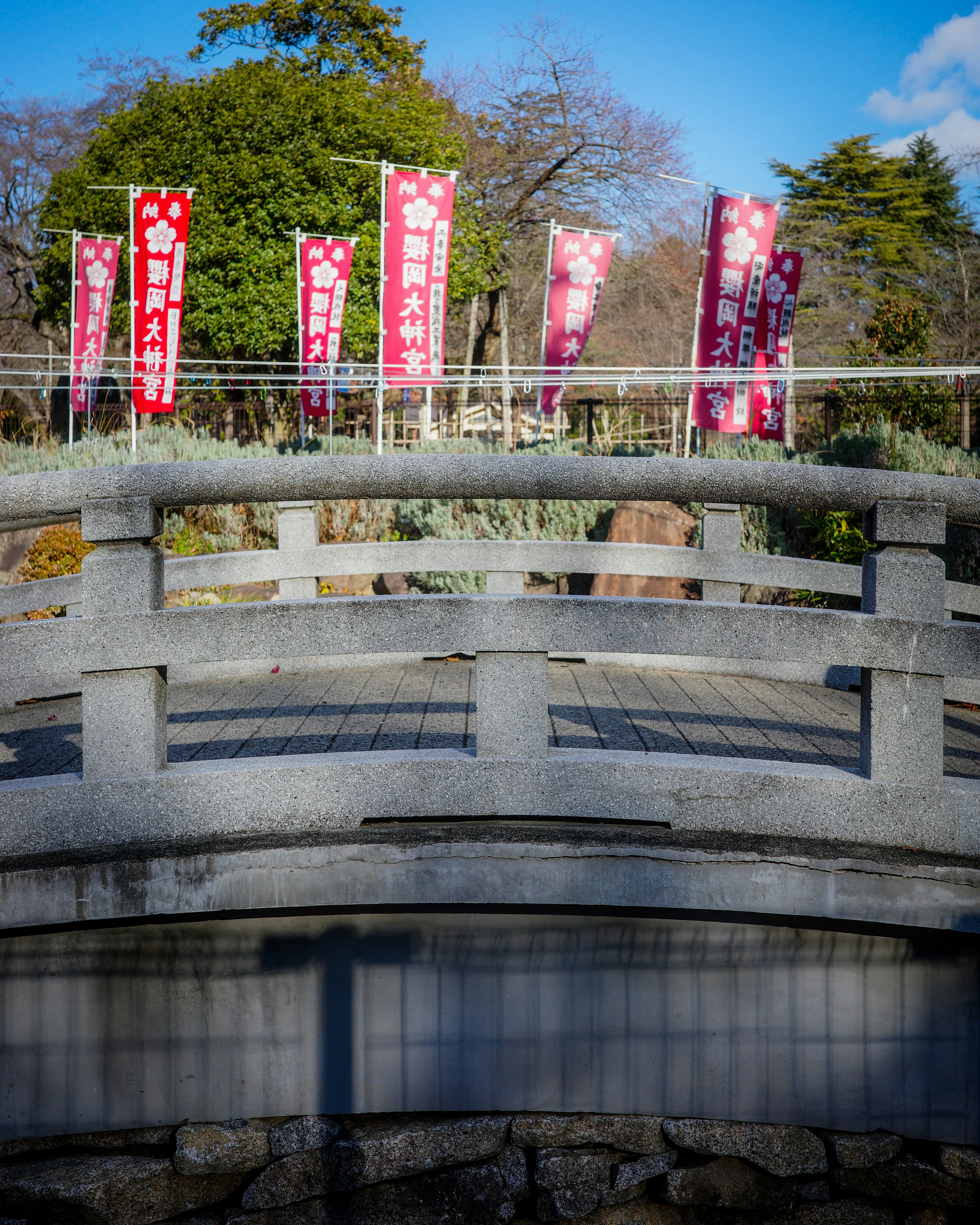 Ponte di pietra con bandiere colorate in un parco