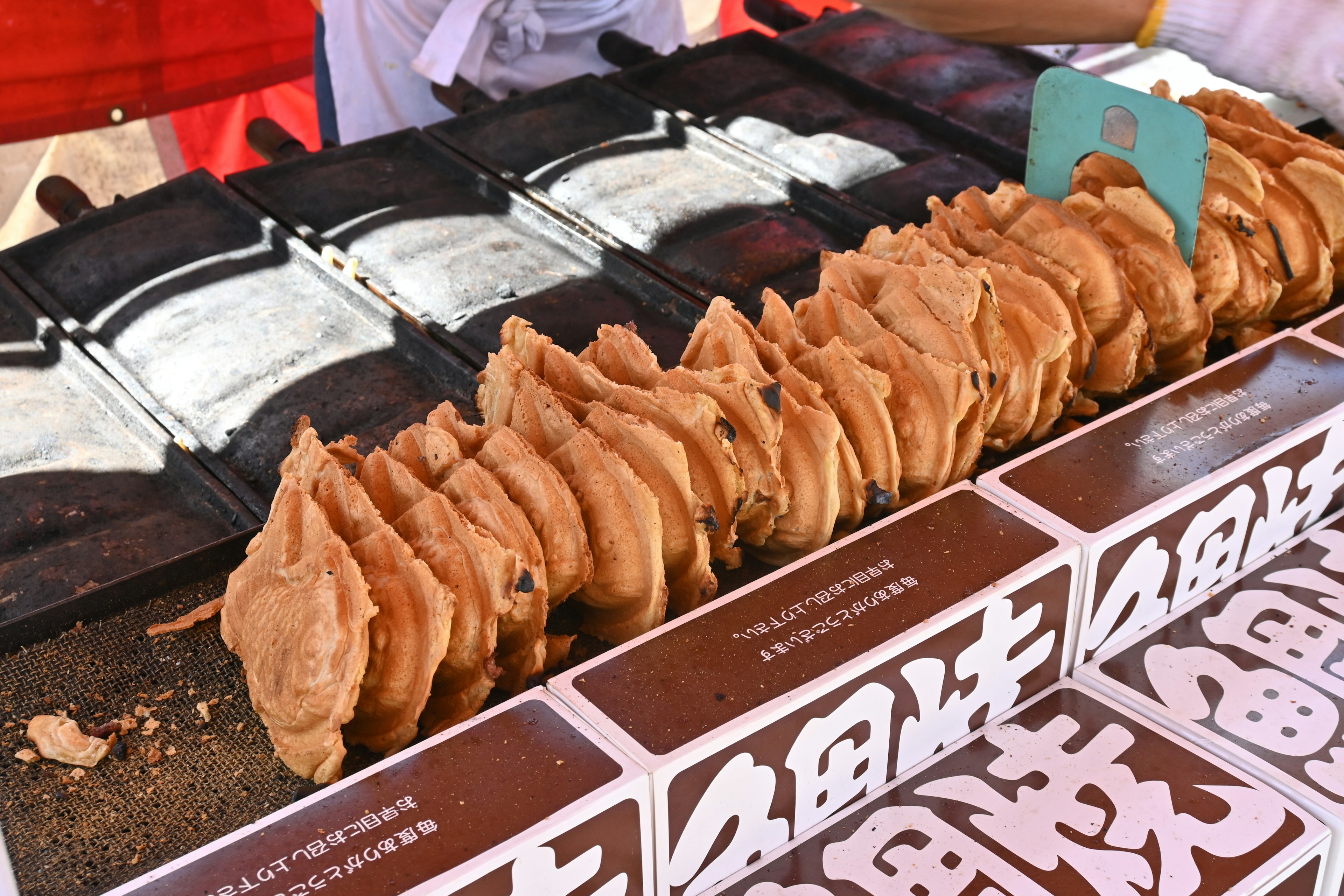 Deliciosos dumplings a la parrilla alineados en un puesto de comida