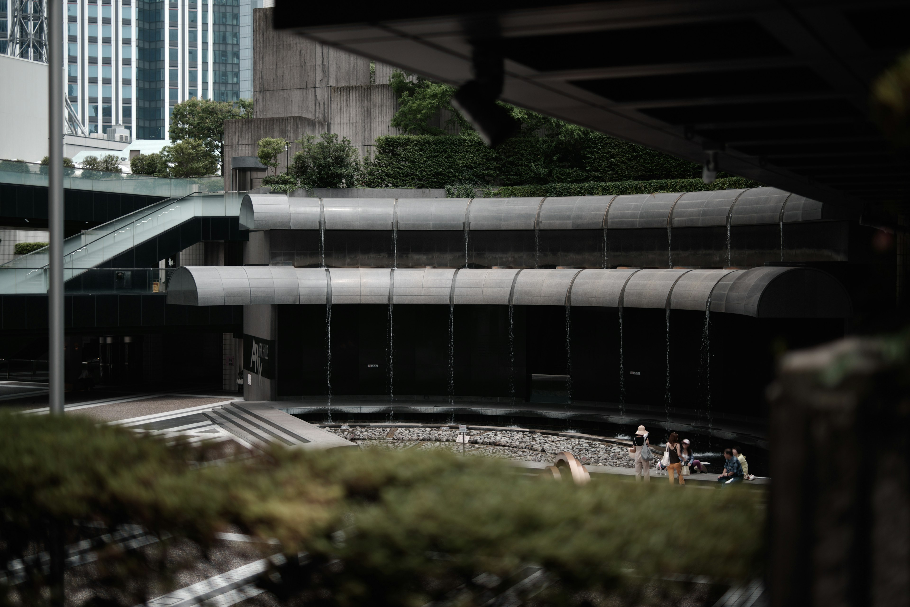 Paisaje urbano con arquitectura moderna y vegetación