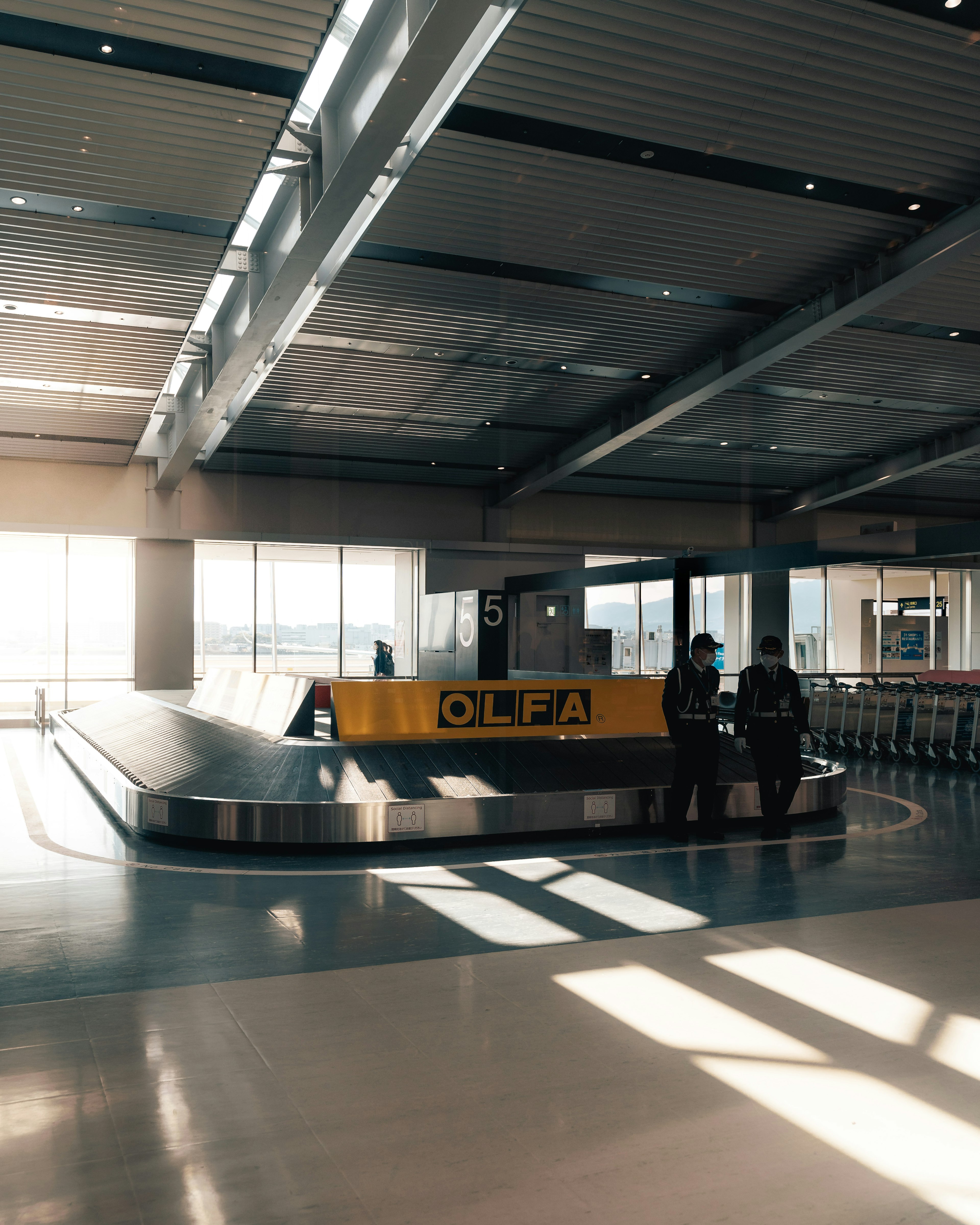 Interno luminoso di un'area di ritiro bagagli in aeroporto