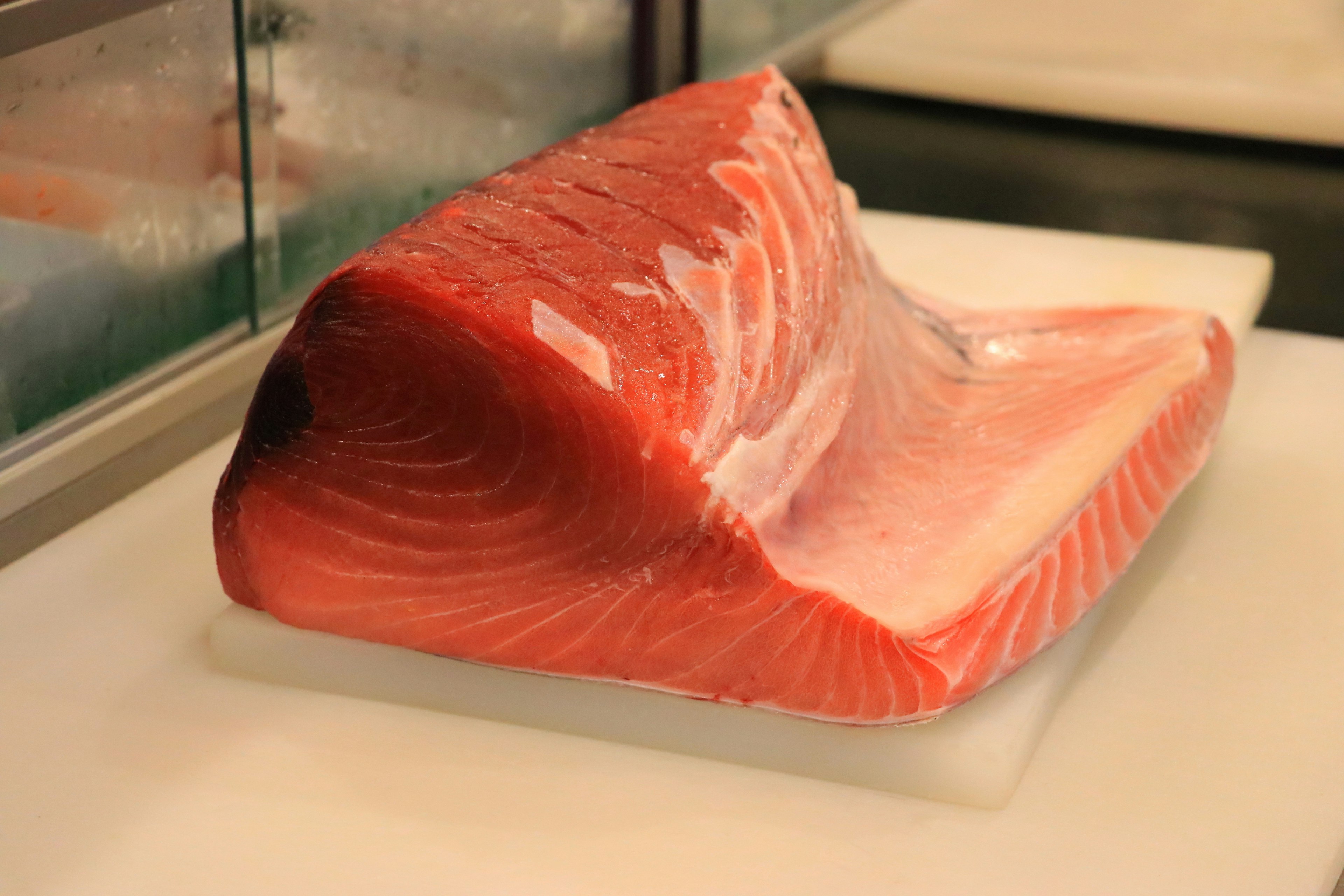 Filetto di salmone fresco su un tagliere bianco