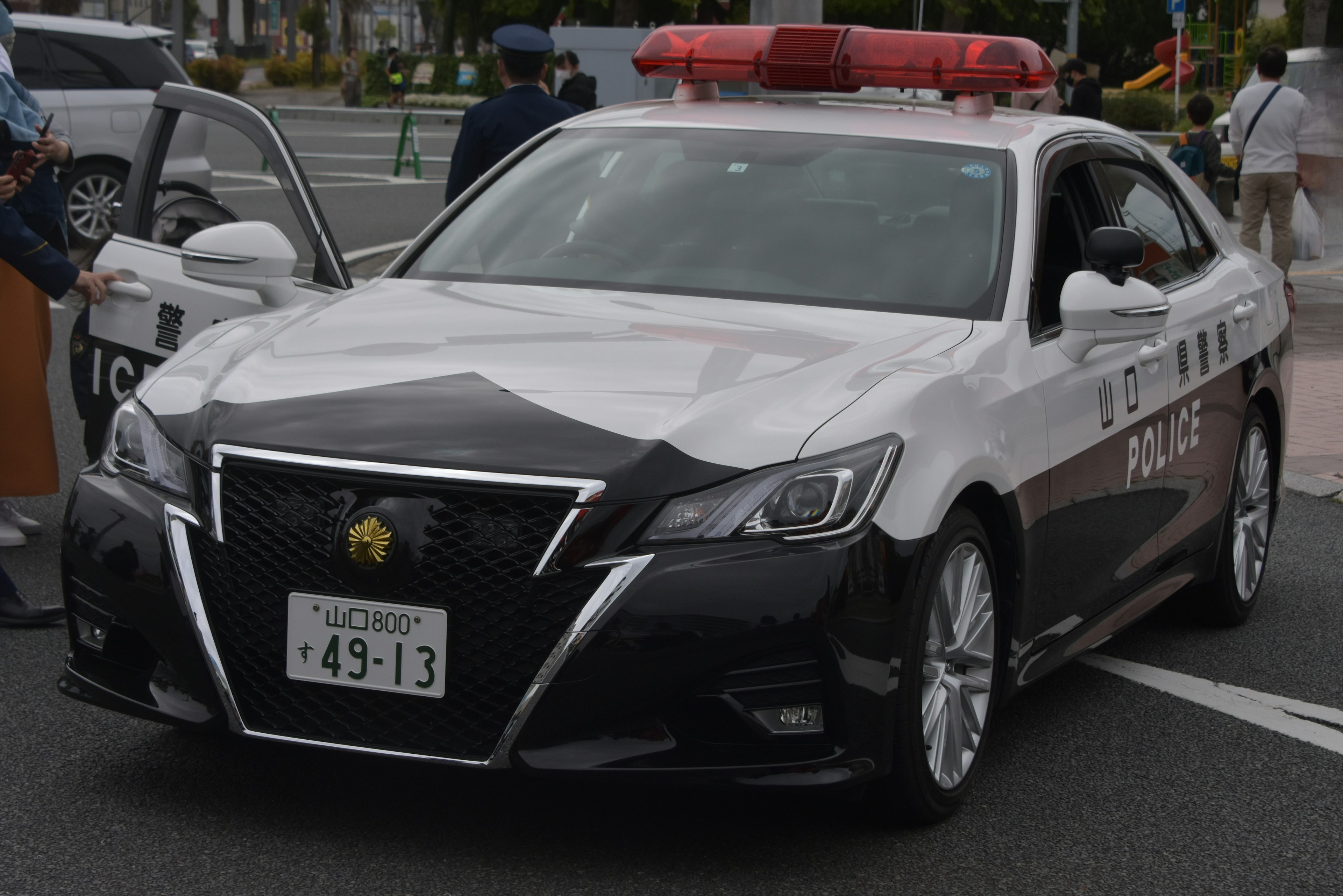 Voiture de patrouille de police garée sur la route avec des feux d'urgence