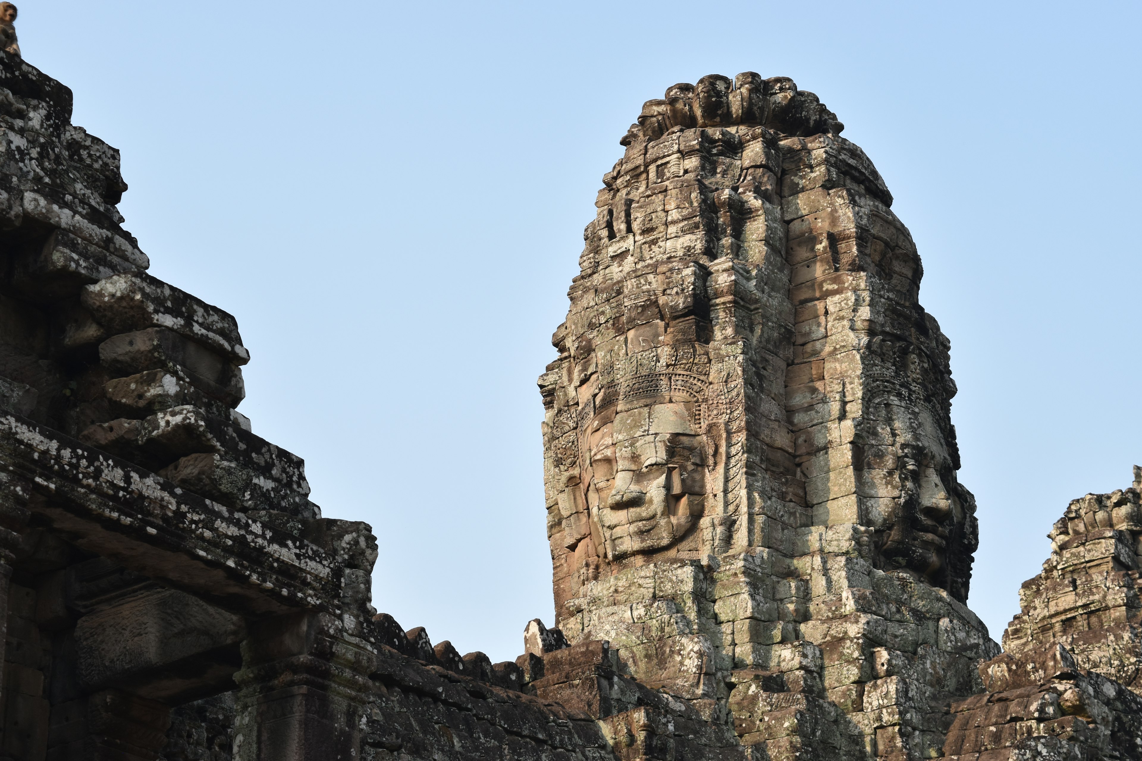 Grande scultura in pietra del tempio Bayon nel complesso di Angkor Wat