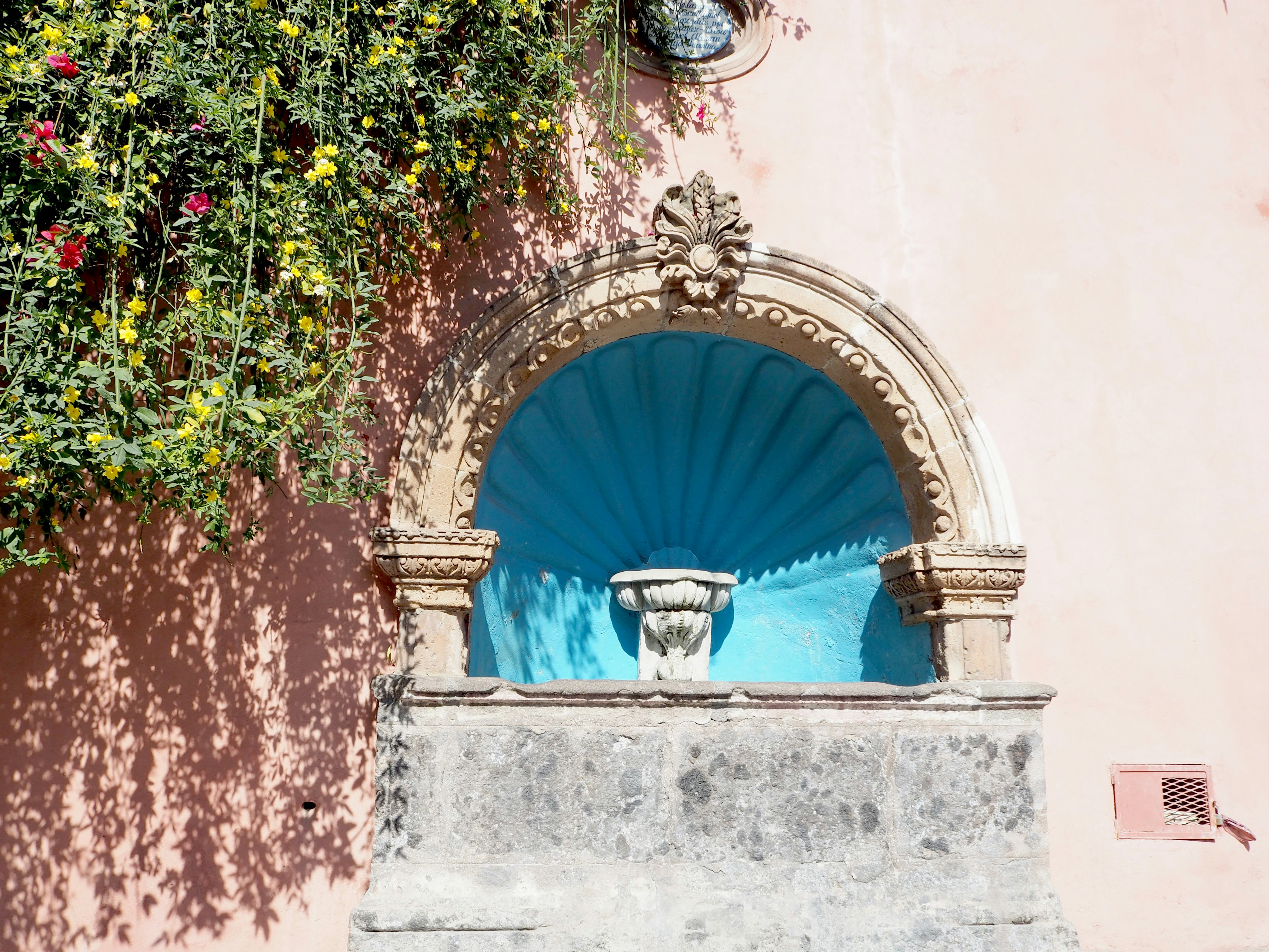 Pared decorativa con fuente azul y detalles intrincados