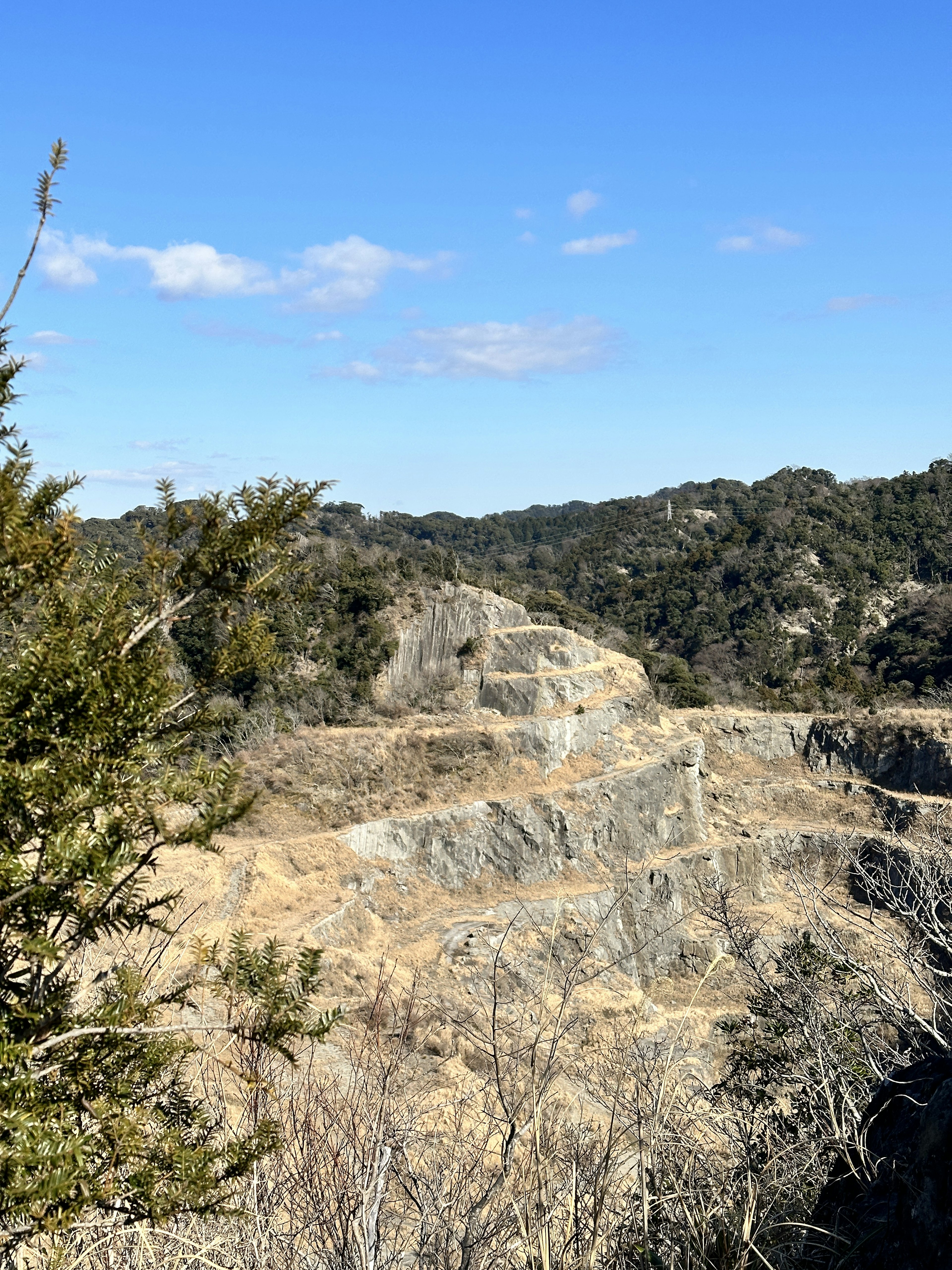 Trockene Berglandschaft mit blauem Himmel