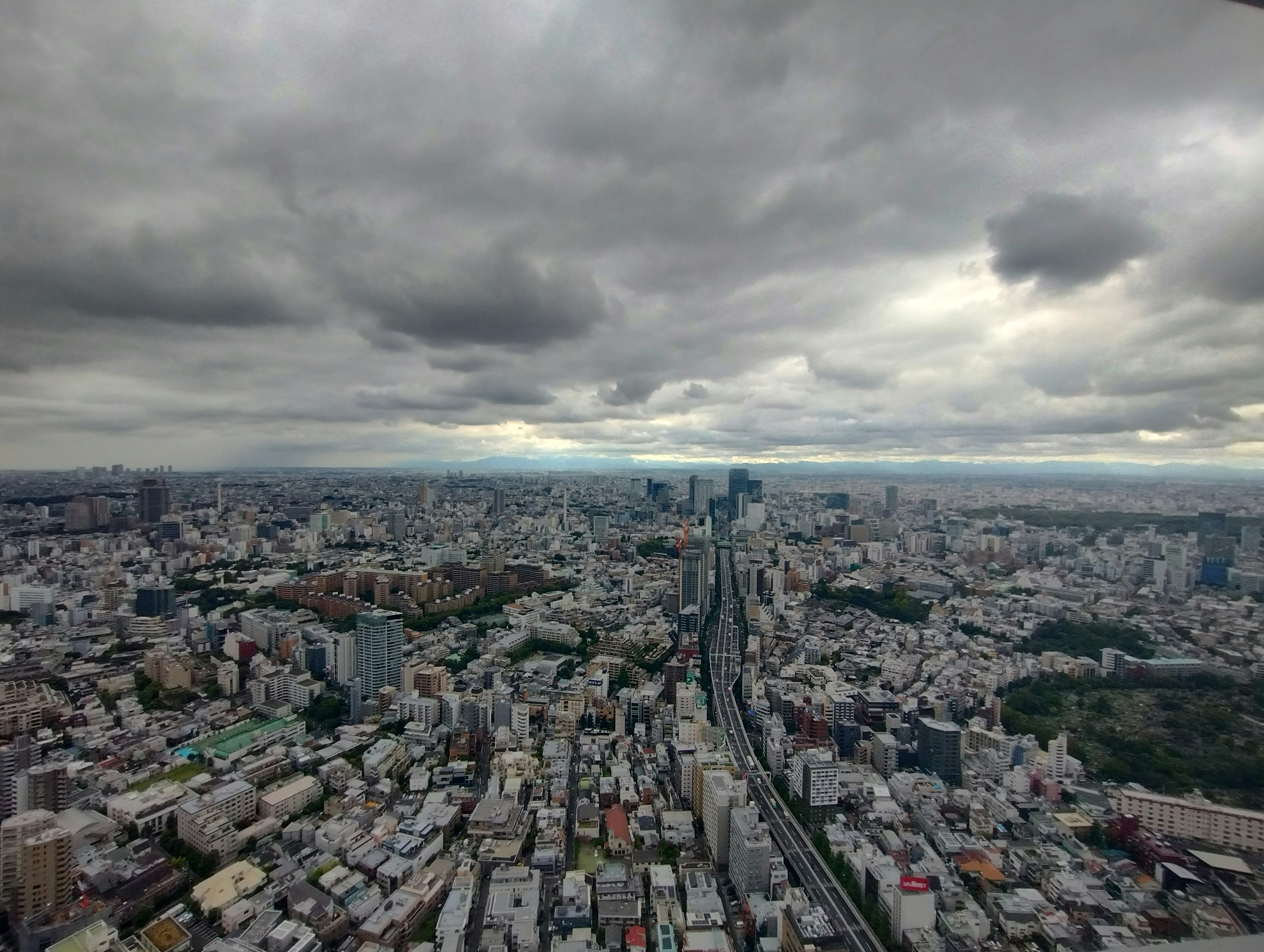 Vue aérienne de Tokyo montrant des gratte-ciel et un paysage urbain