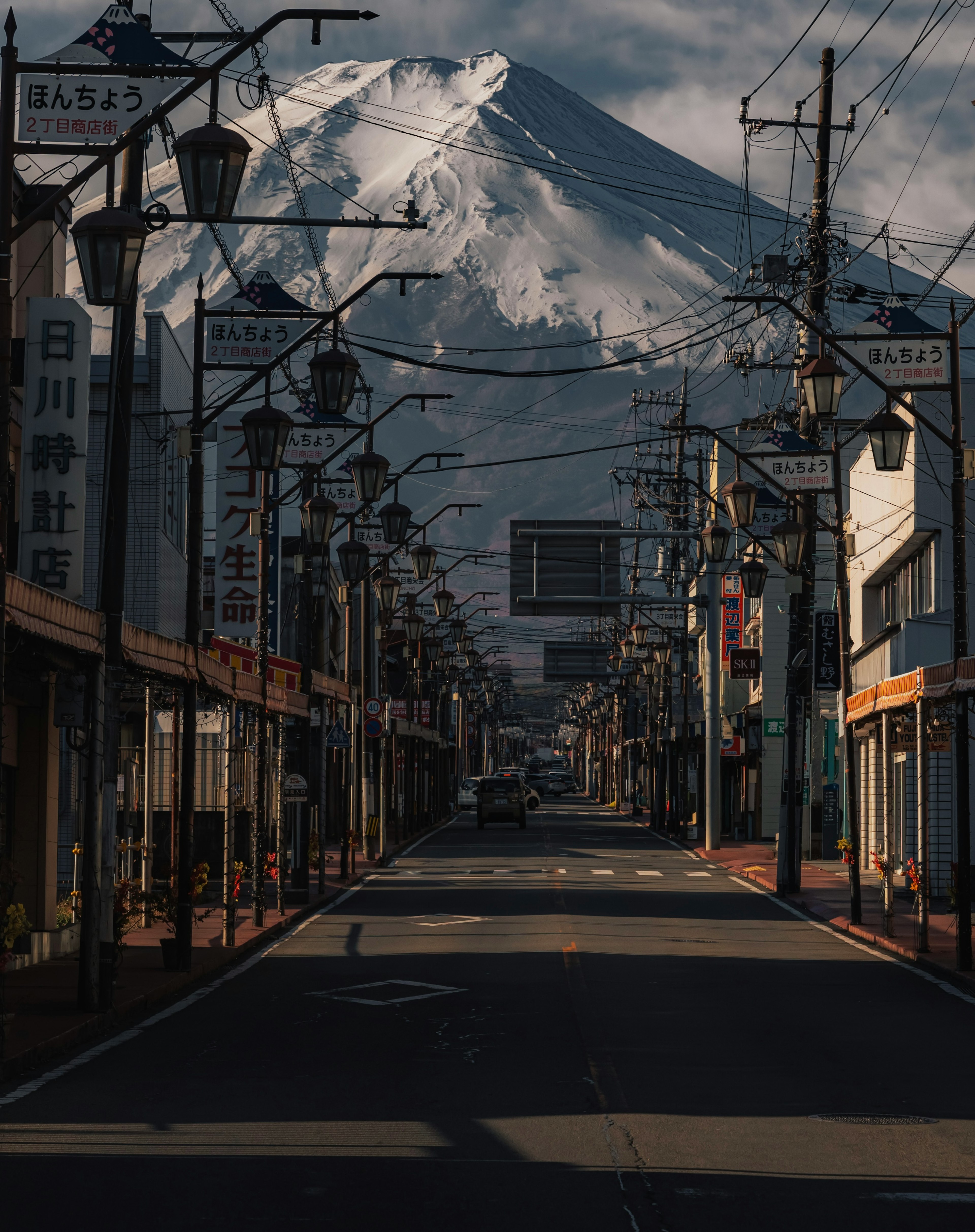 富士山が見える静かな街並み