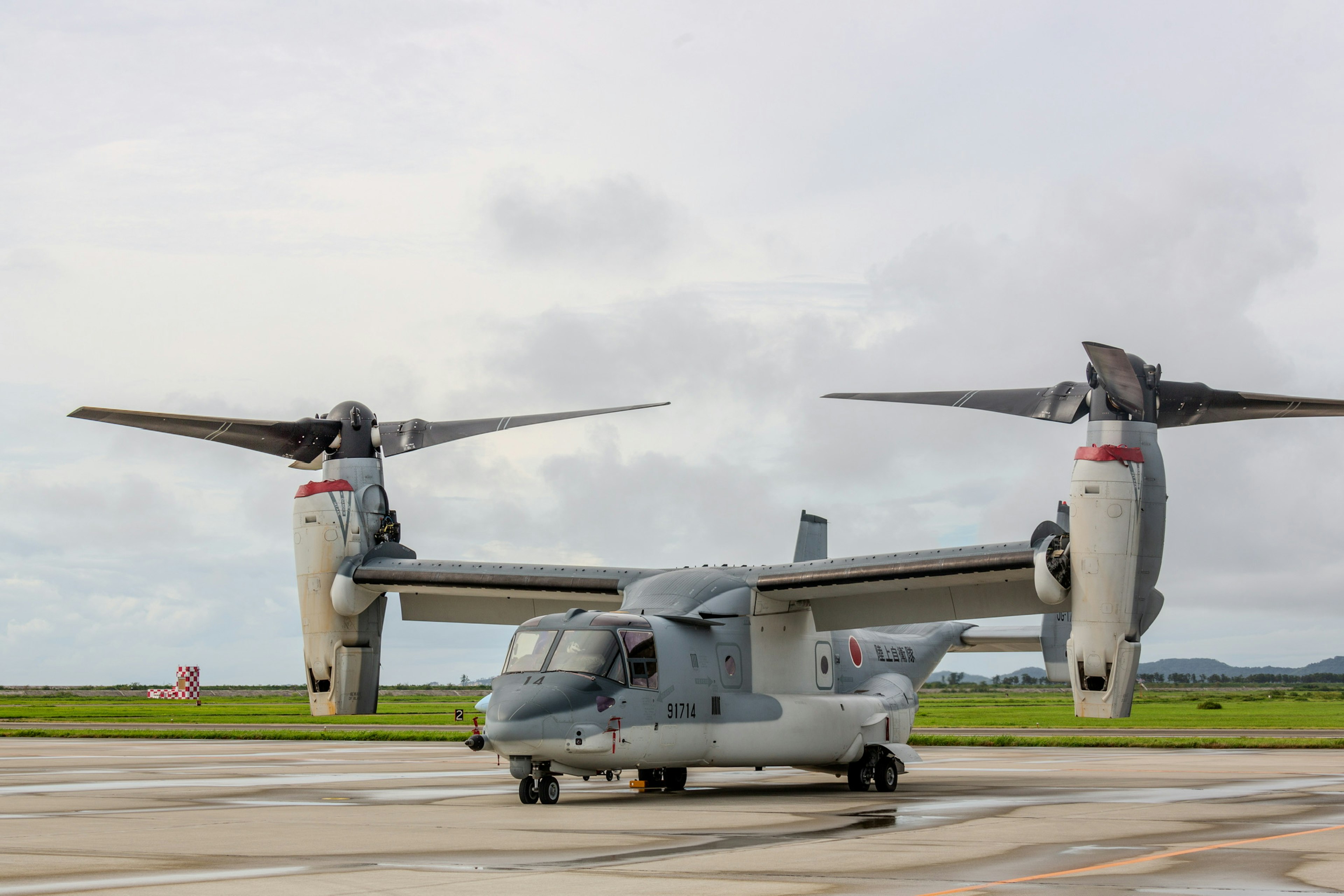 Osprey-Flugzeug auf der Landebahn geparkt