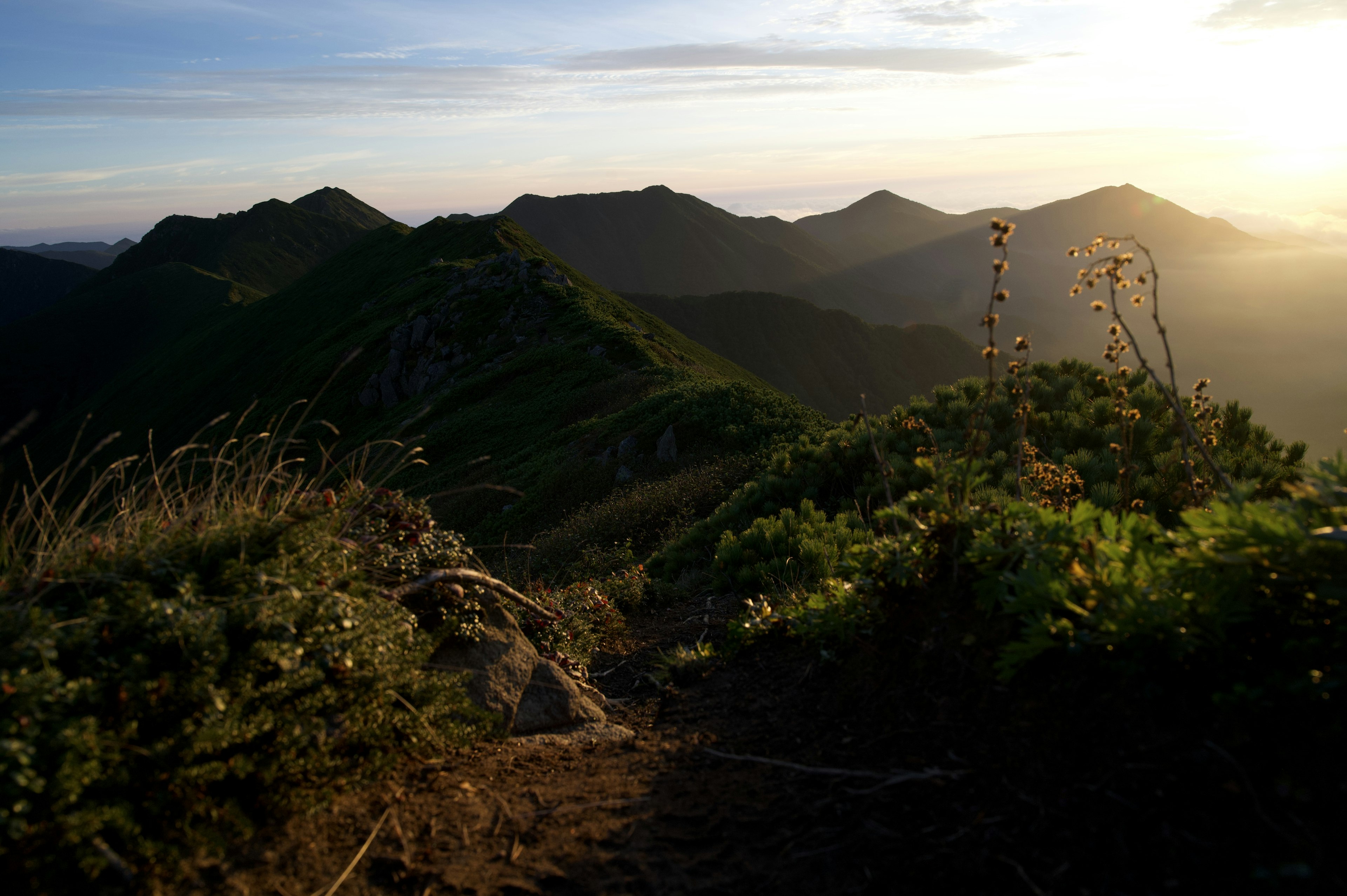 Paysage de montagne pittoresque avec lever de soleil illuminant les sommets