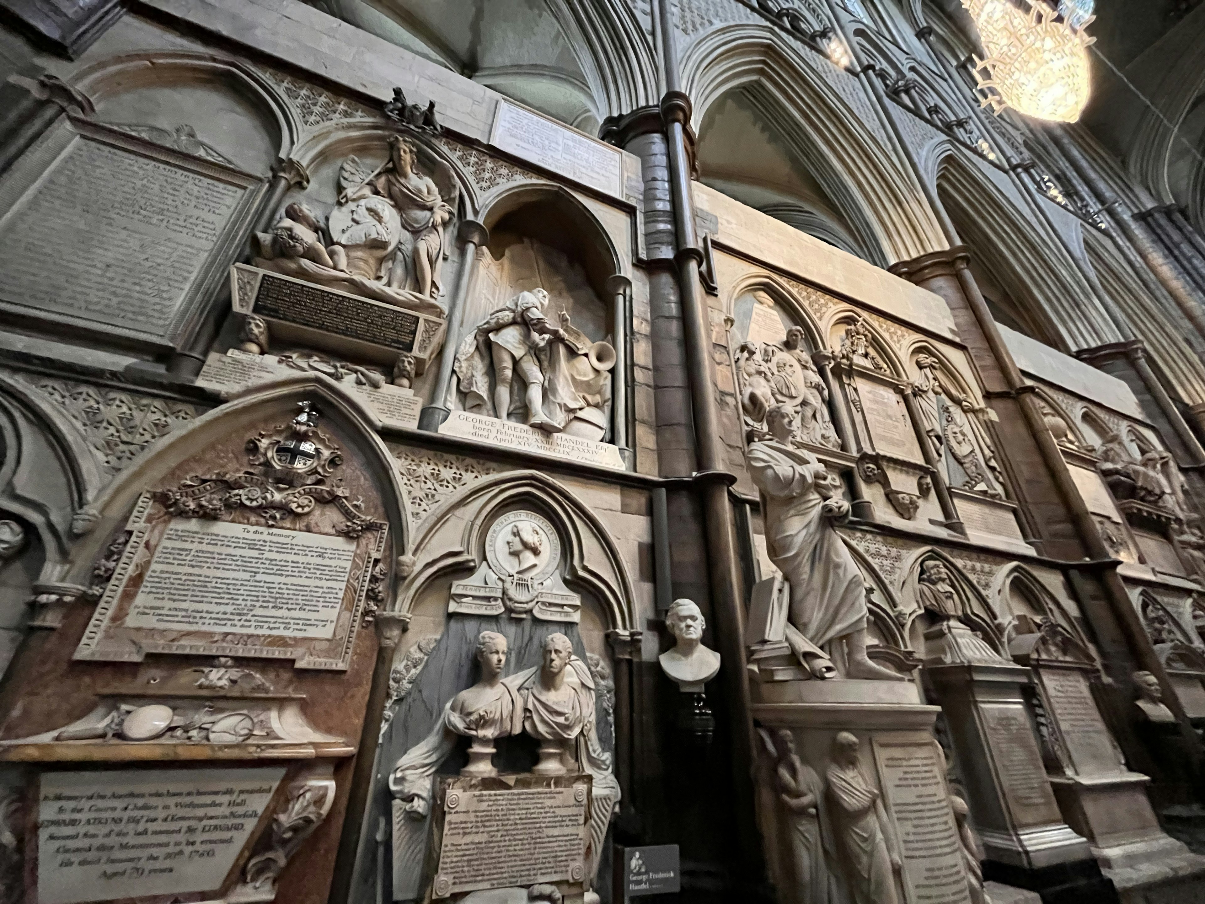 Auf der Kathedrale Wand zeigen filigrane Skulpturen und Denkmäler detaillierte Kunst