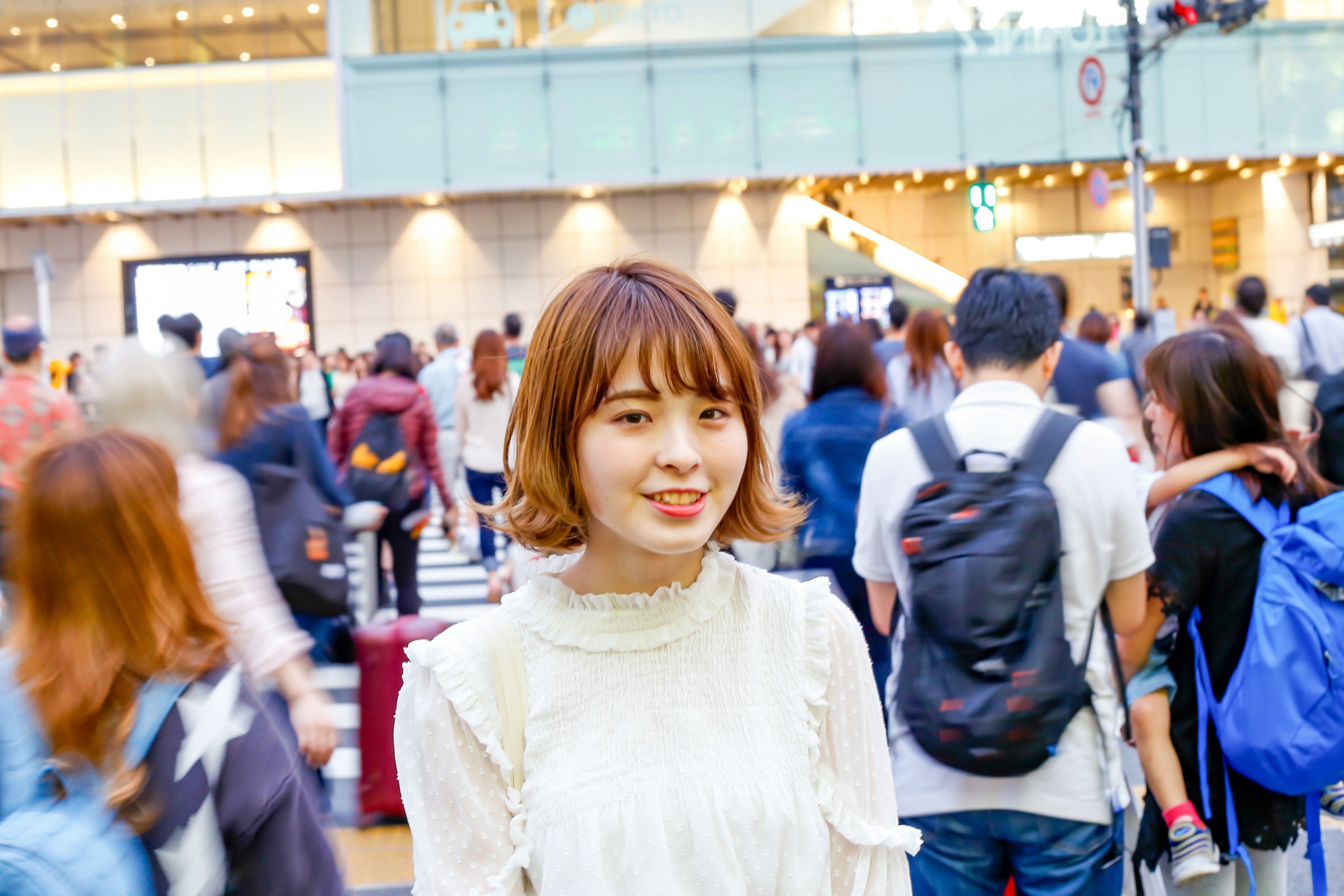 Portrait d'une femme souriante au milieu d'une foule