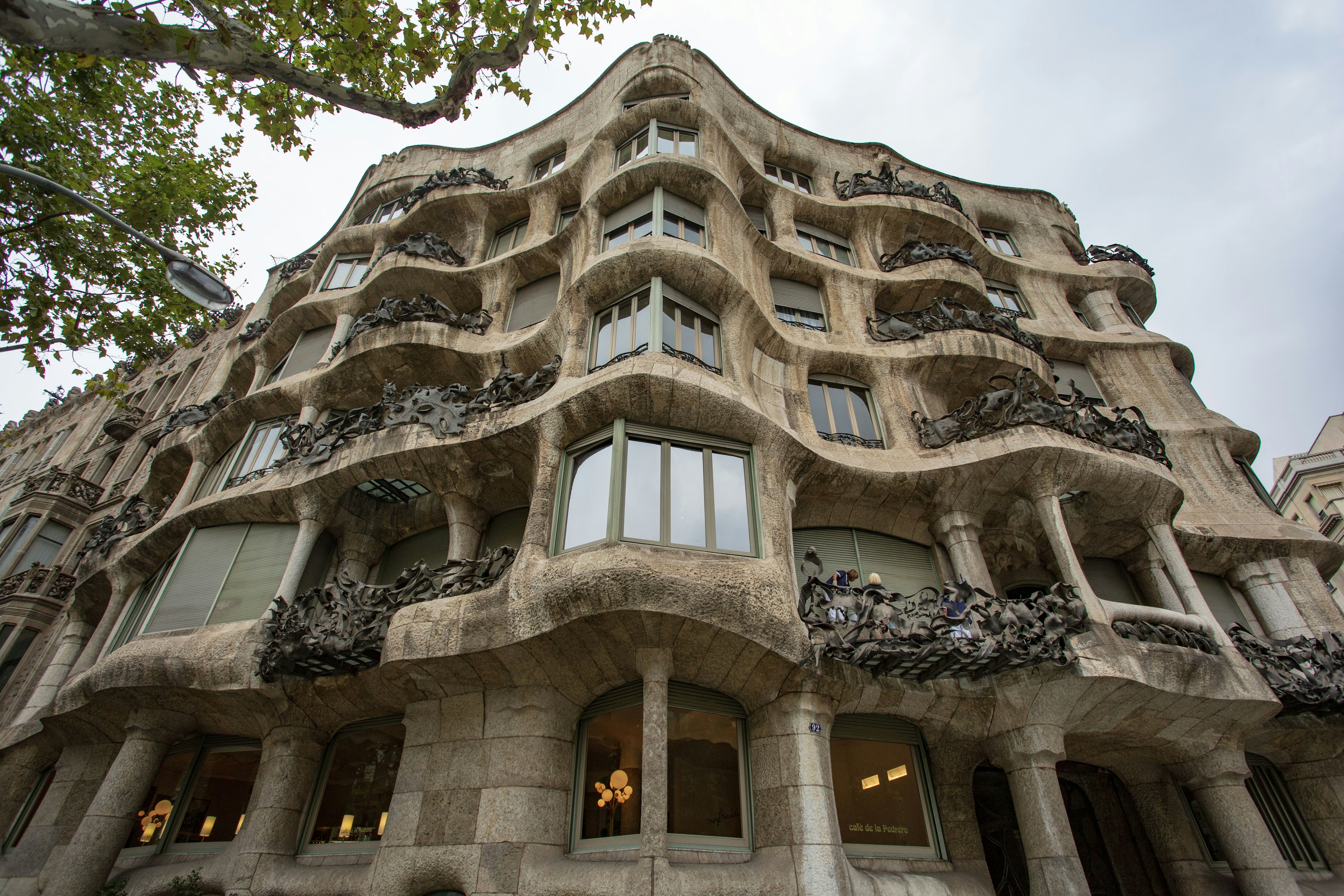 Imagen que captura las curvas únicas y la fachada escultórica de Casa Milà