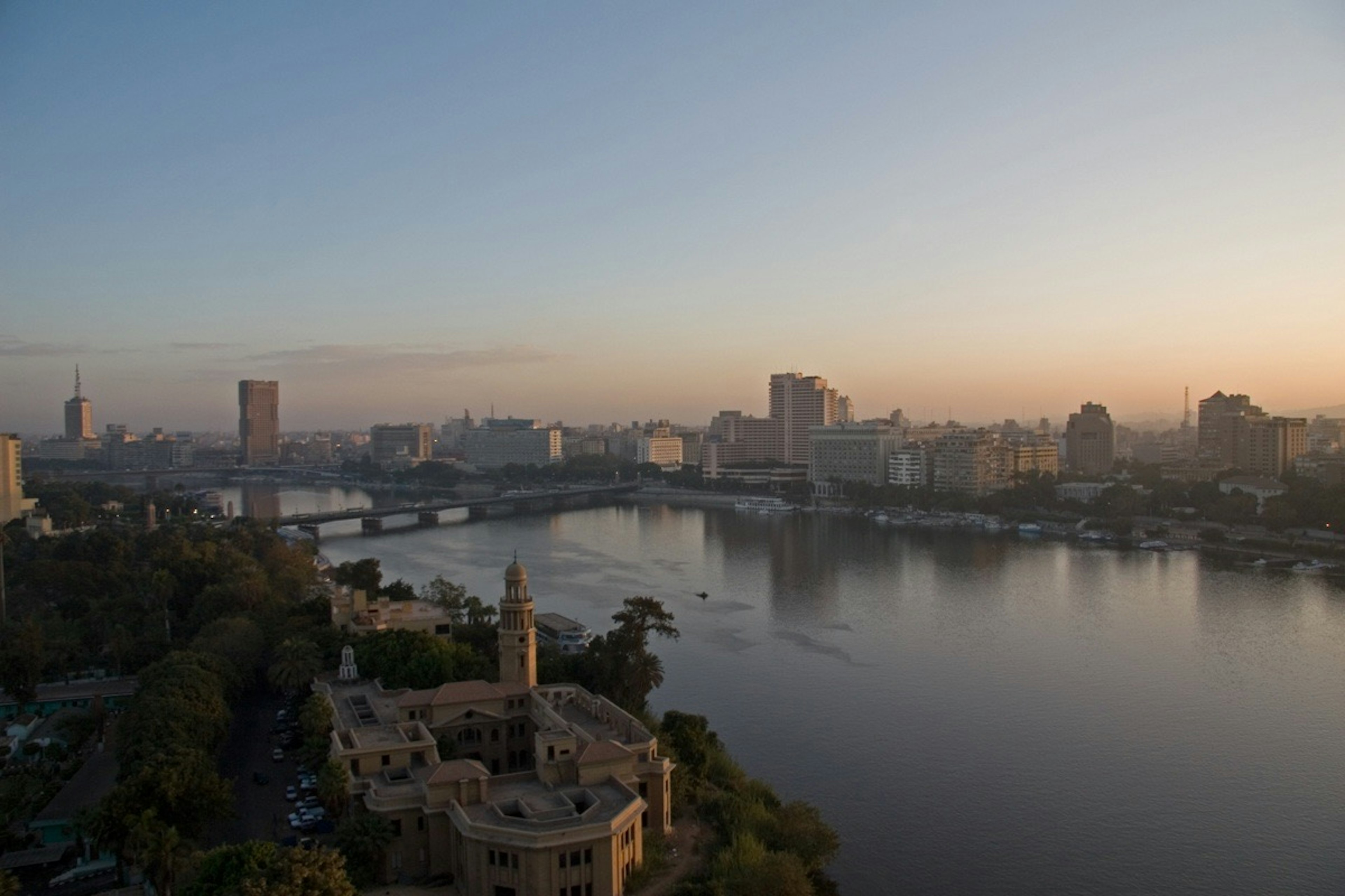 Panoramablick auf die Skyline von Kairo mit dem Nil bei Sonnenaufgang