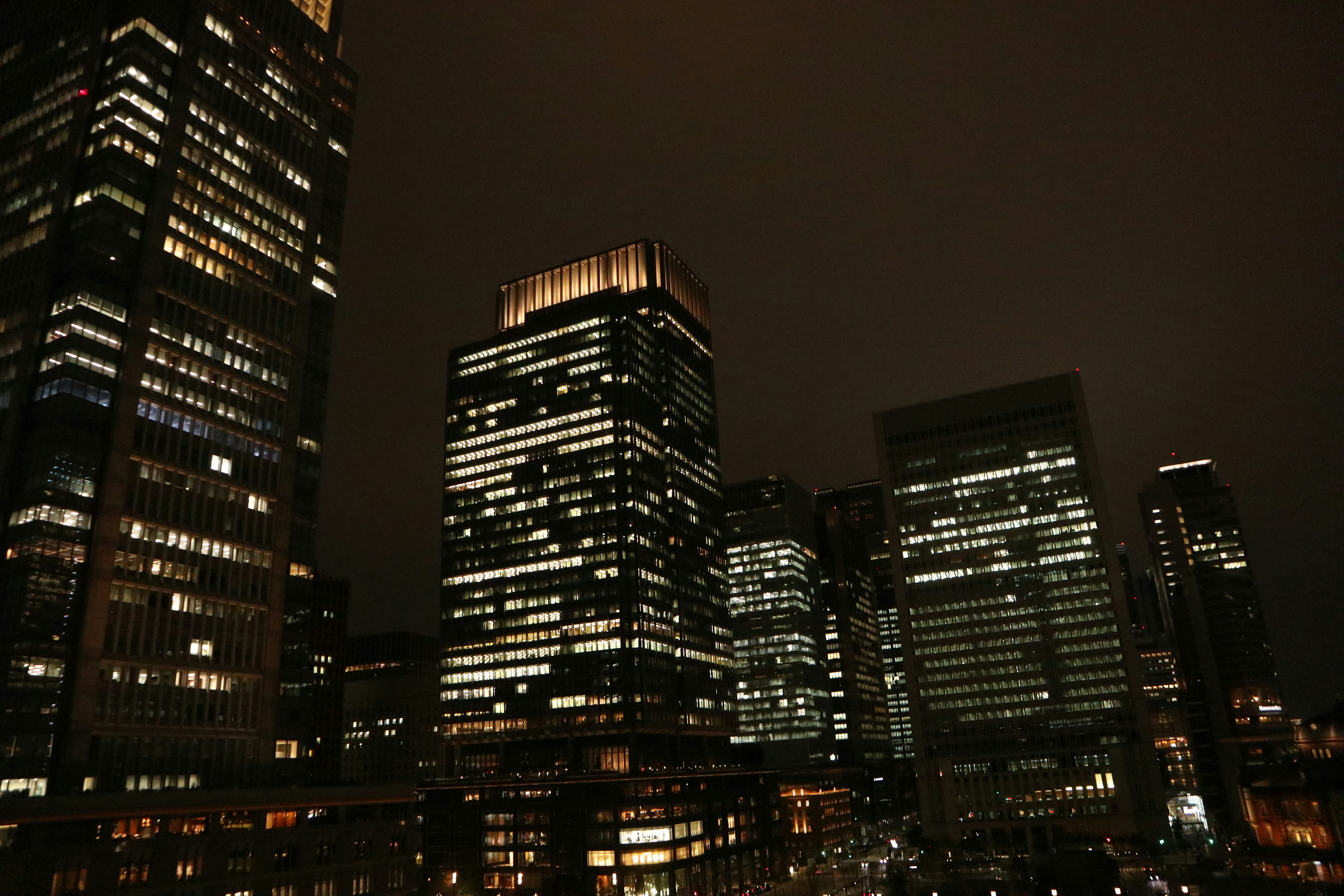 Rascacielos iluminados por la noche en un paisaje urbano