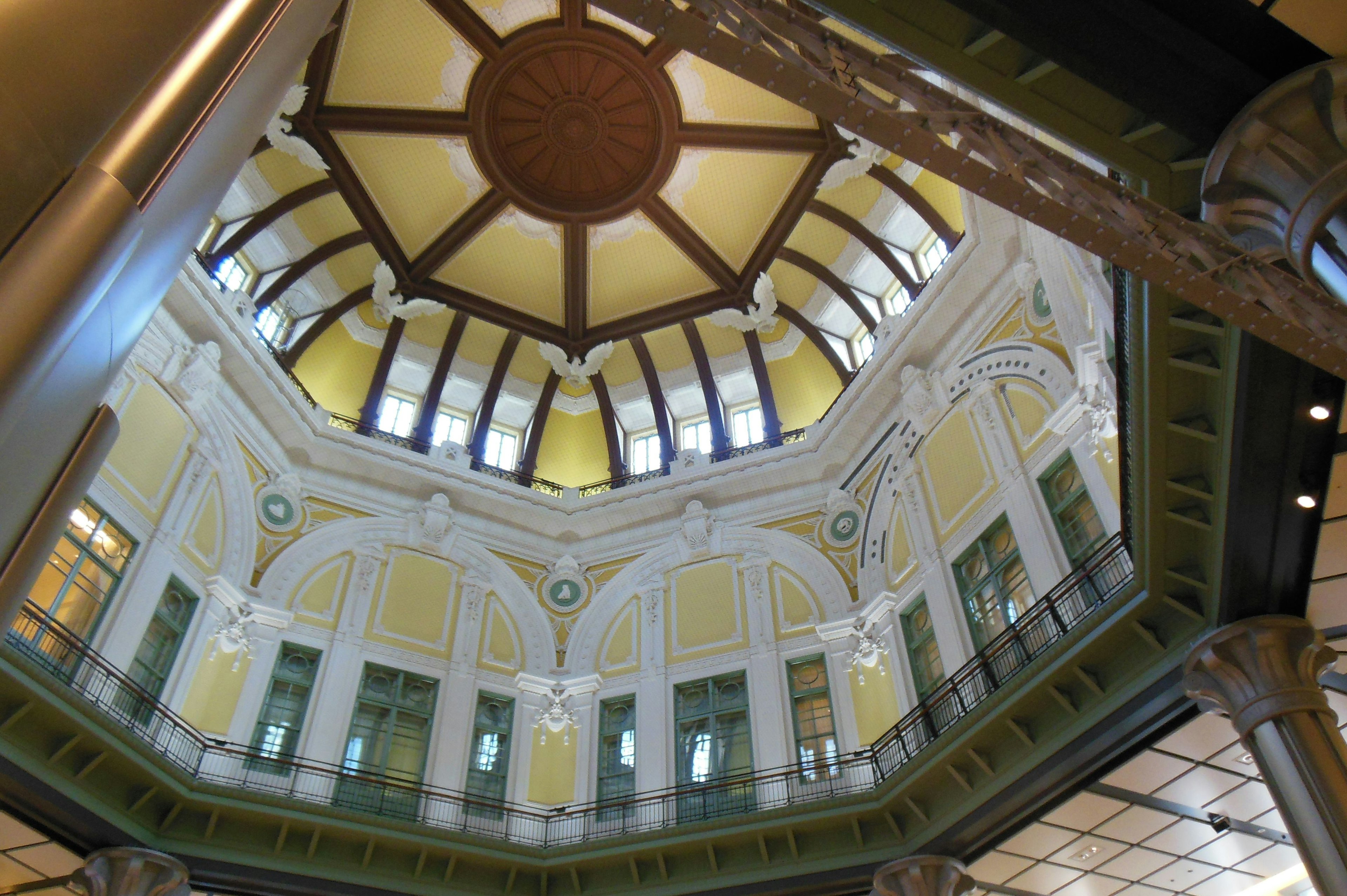 Vista interior de un edificio con un hermoso techo de cúpula