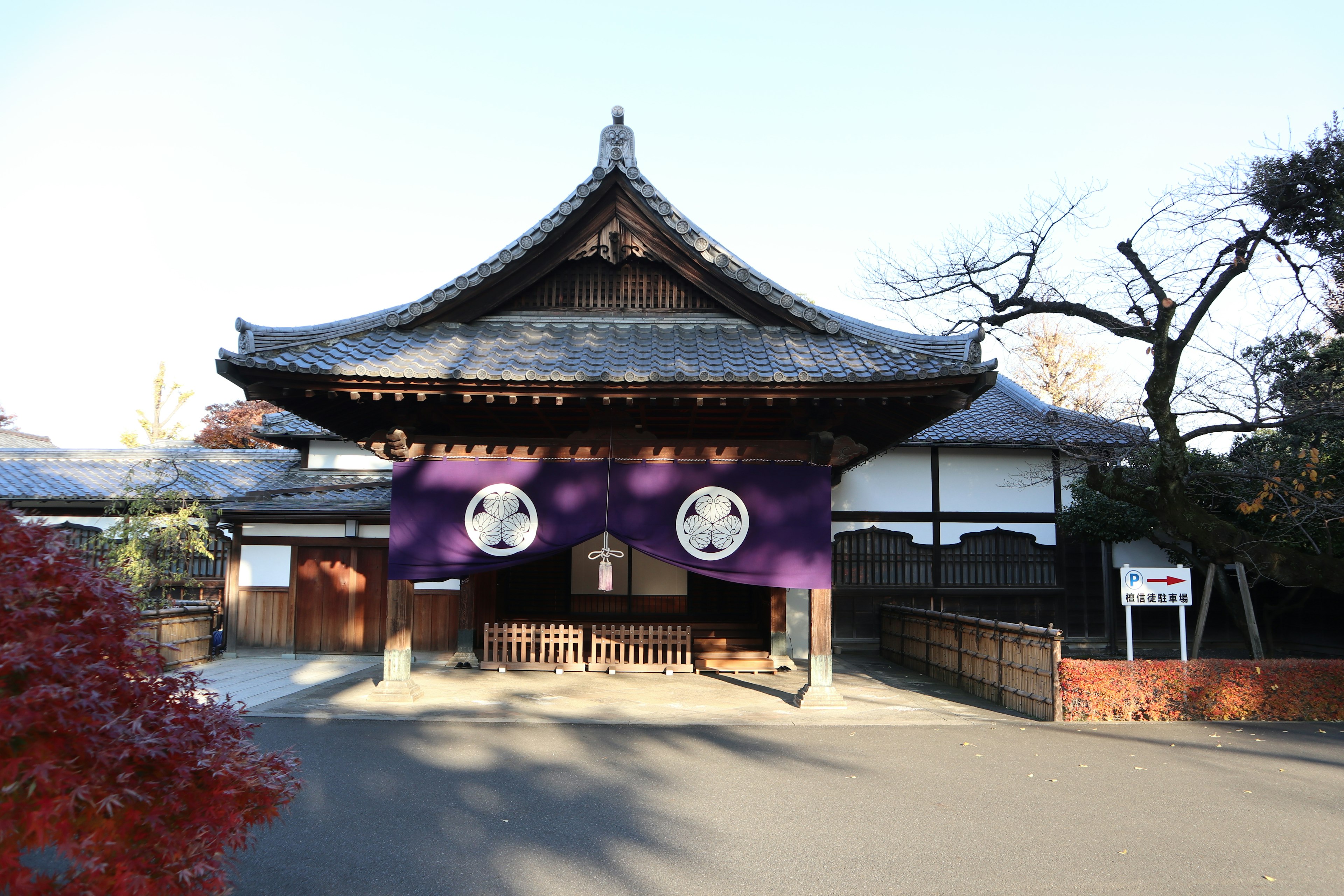 紫色の幕が掛かった伝統的な日本の寺院の門