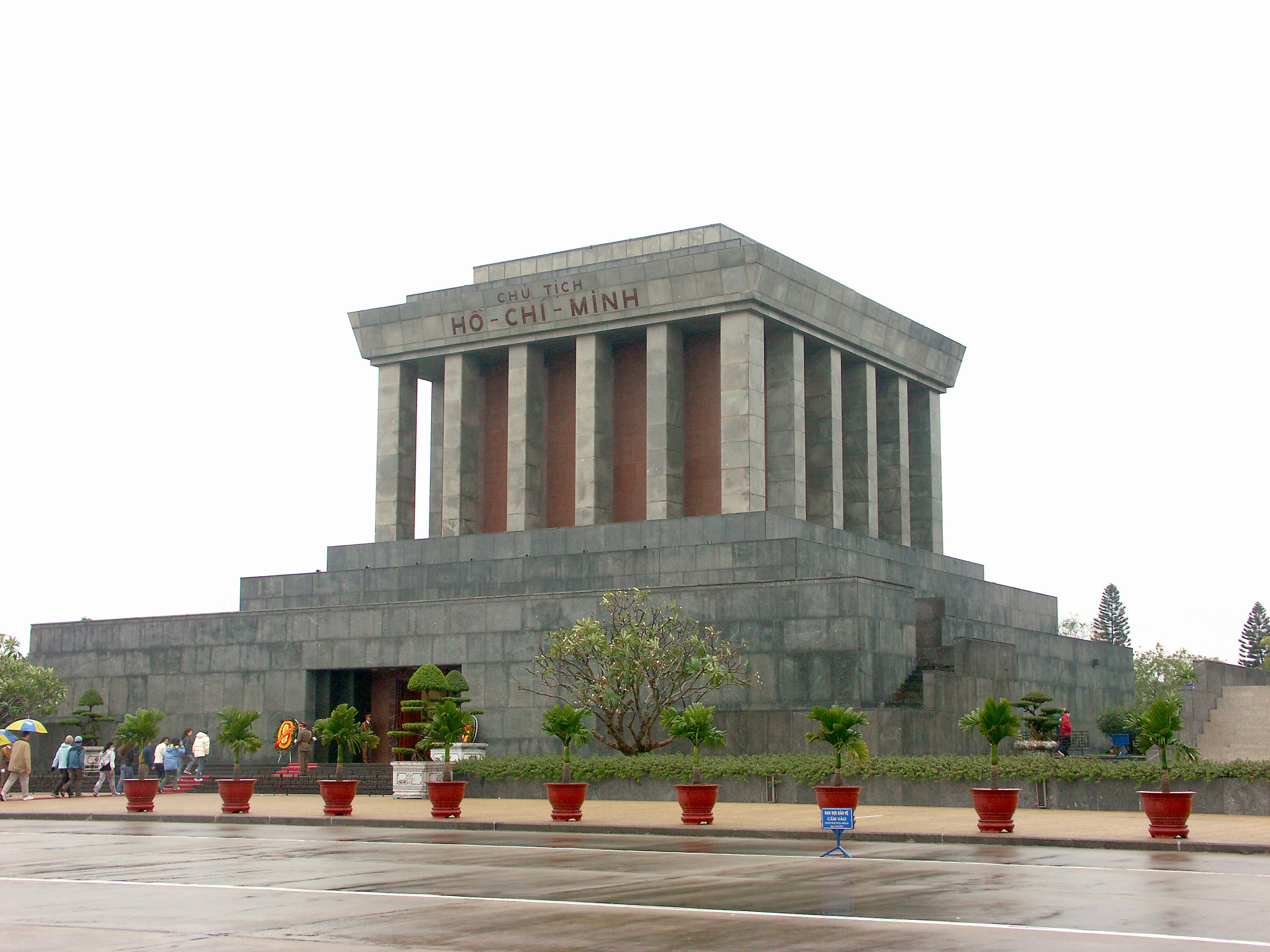 Mausoleo di Ho Chi Minh struttura grandiosa in pietra grigia circondata da vegetazione