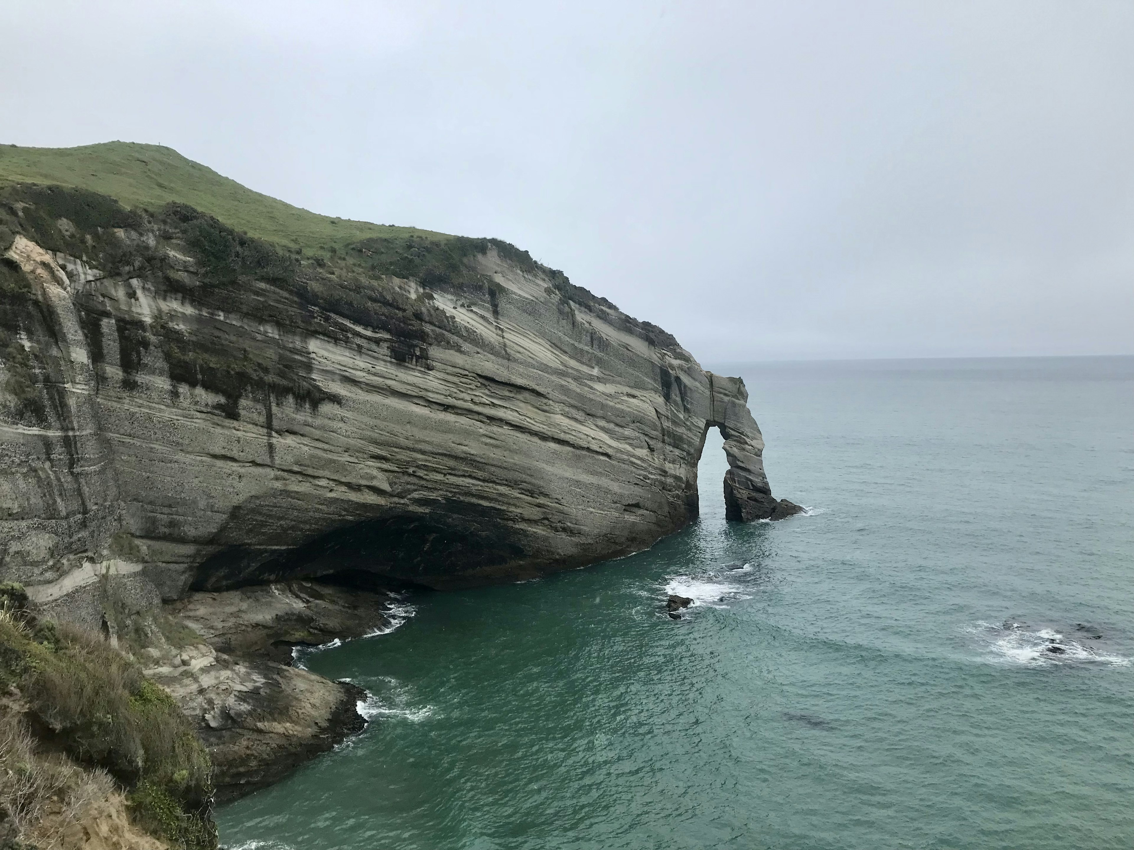 海岸の岩のアーチと穏やかな海の景色