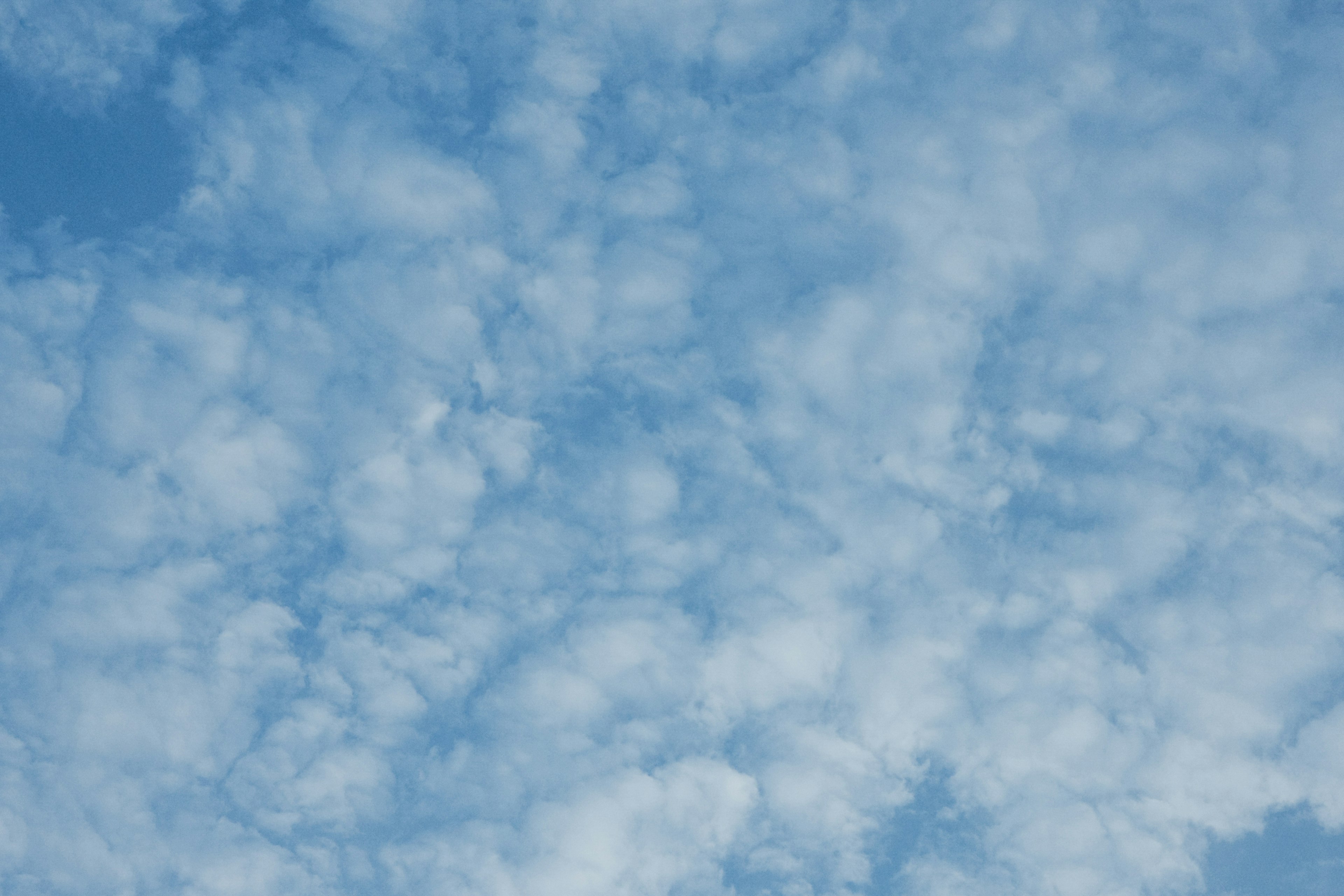 Patrón de nubes blancas en un cielo azul