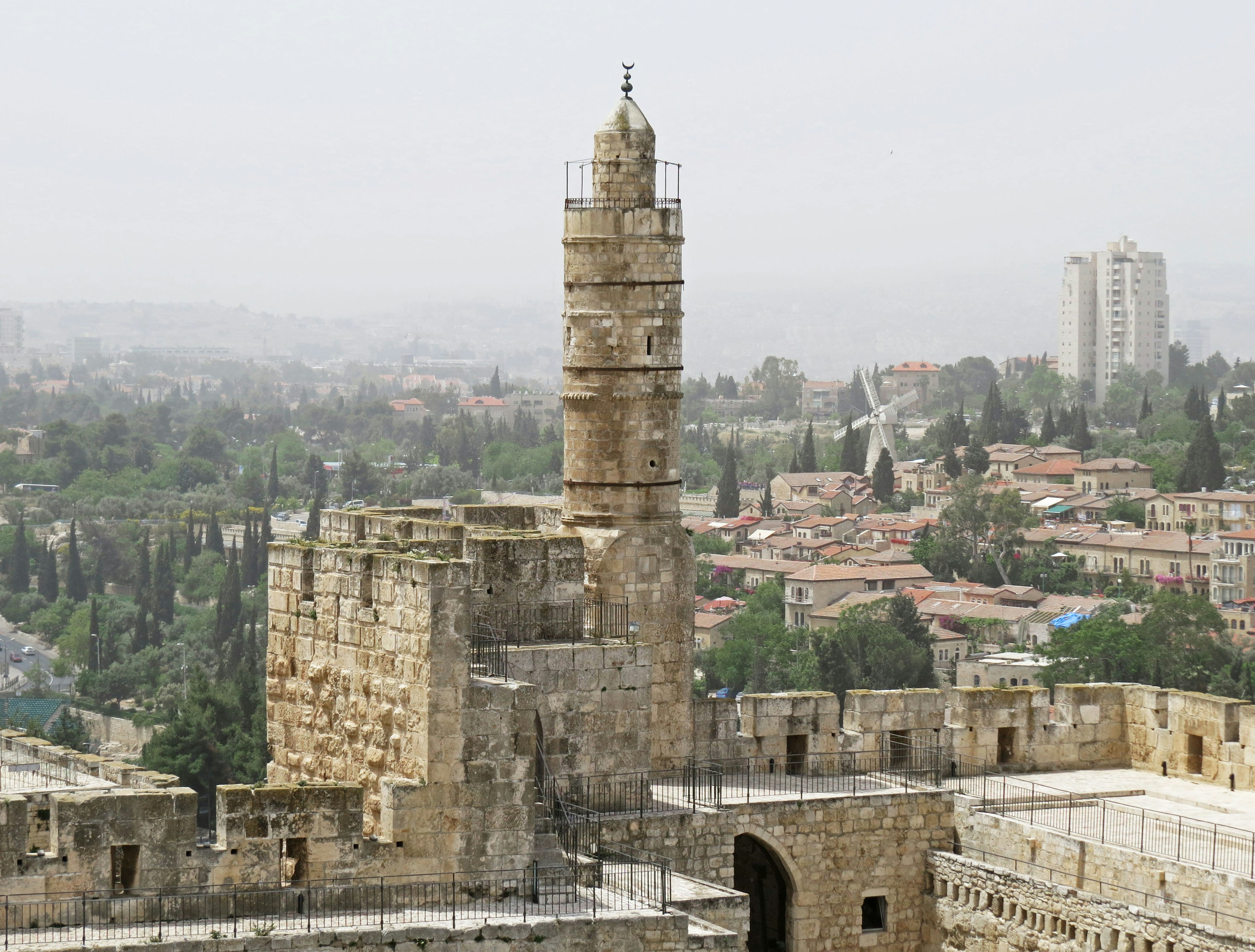 Vista di Gerusalemme antica con una torre in pietra e paesaggio urbano