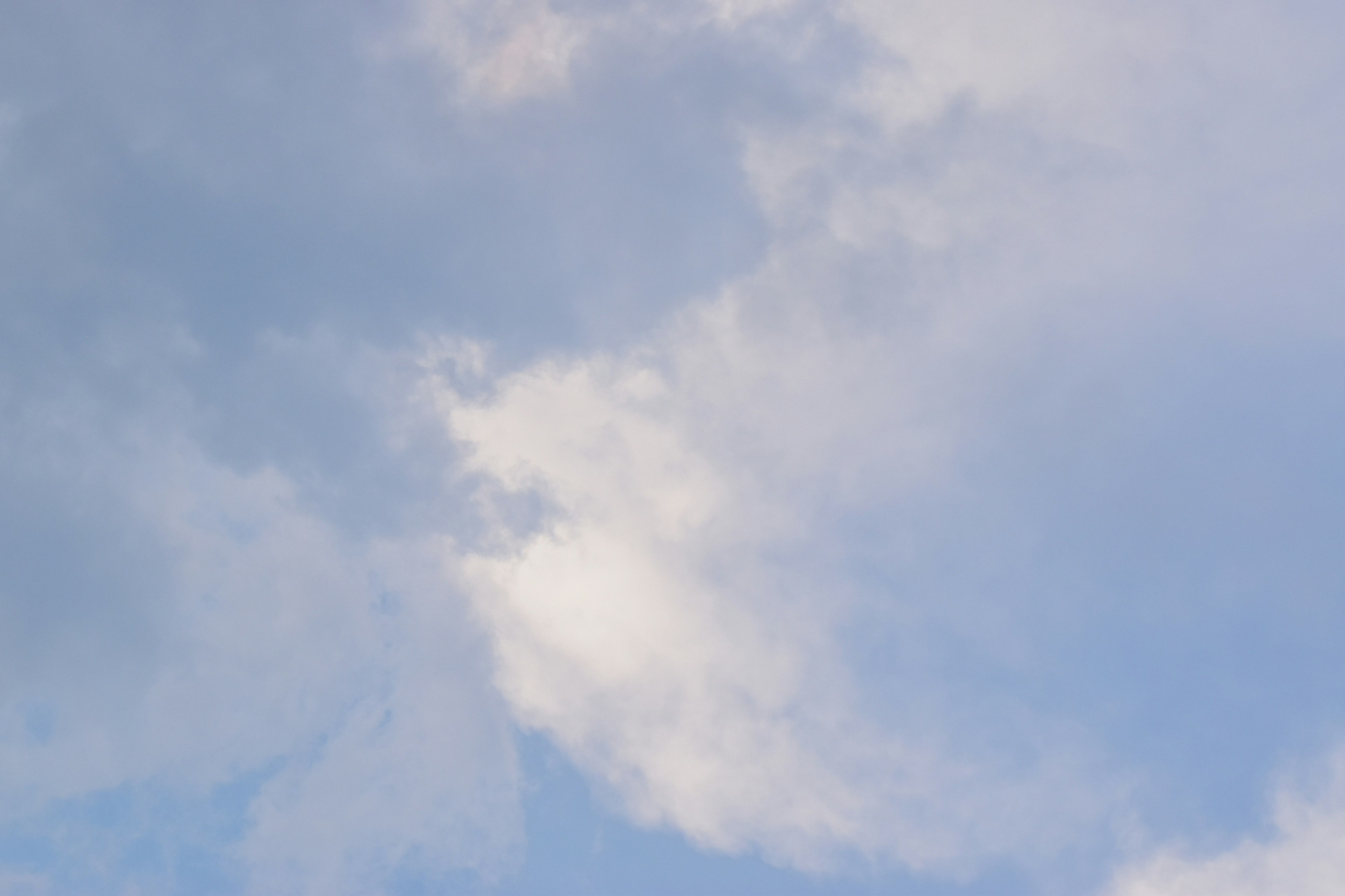 Sanfte Wolken vor einem blauen Himmel