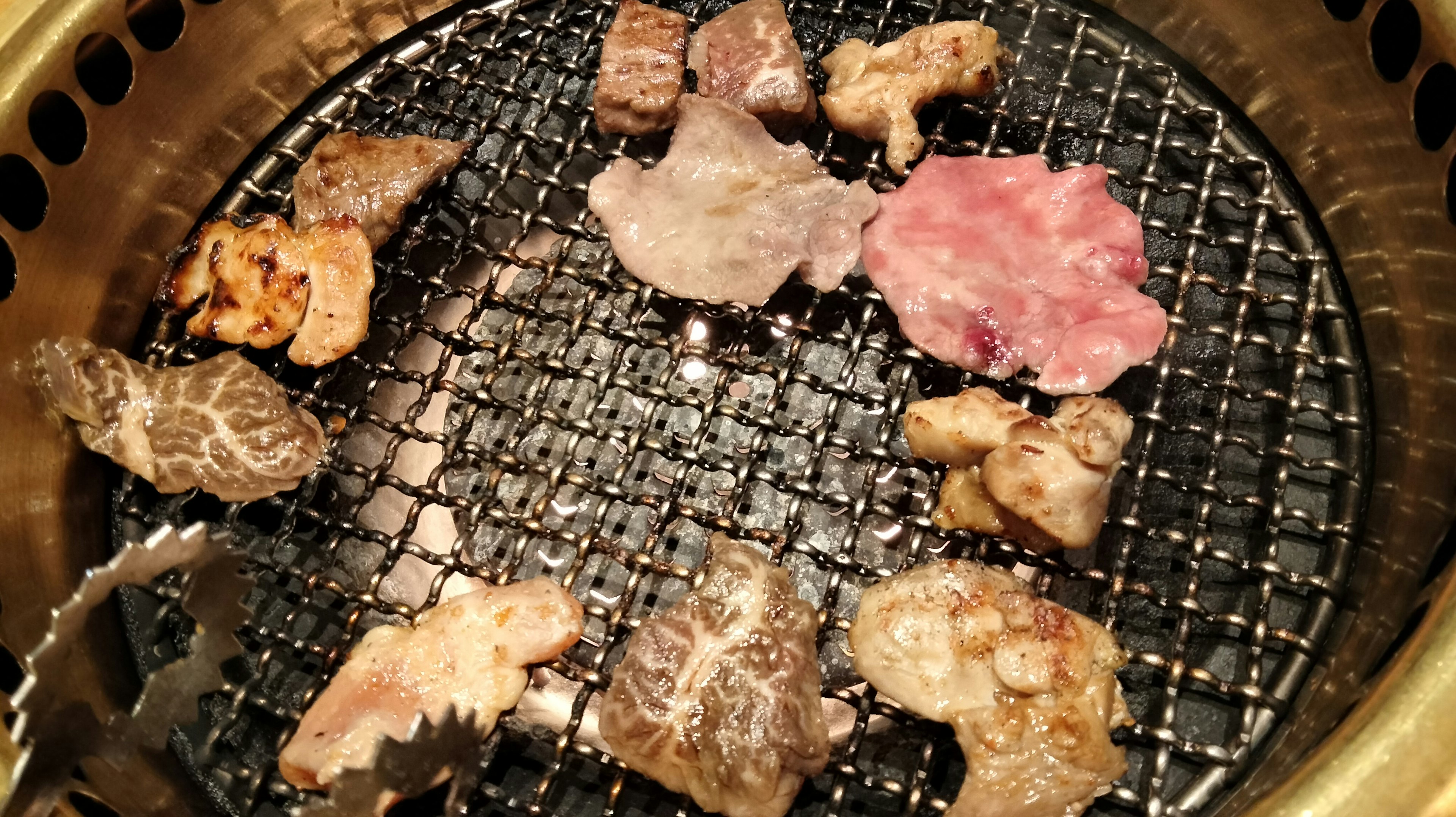 烧烤架上的肉块