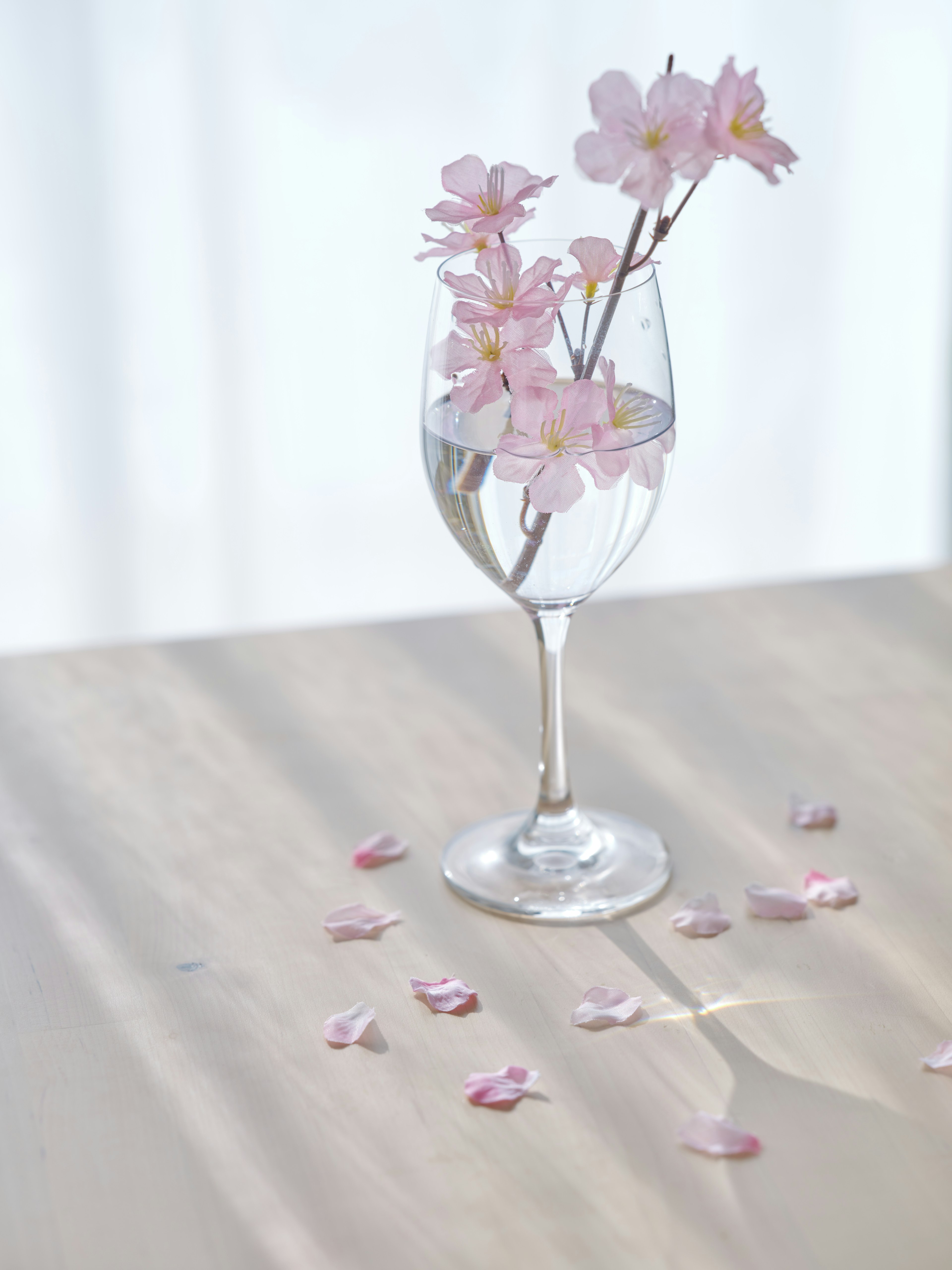 Un bel arrangement de fleurs roses dans un vase en verre