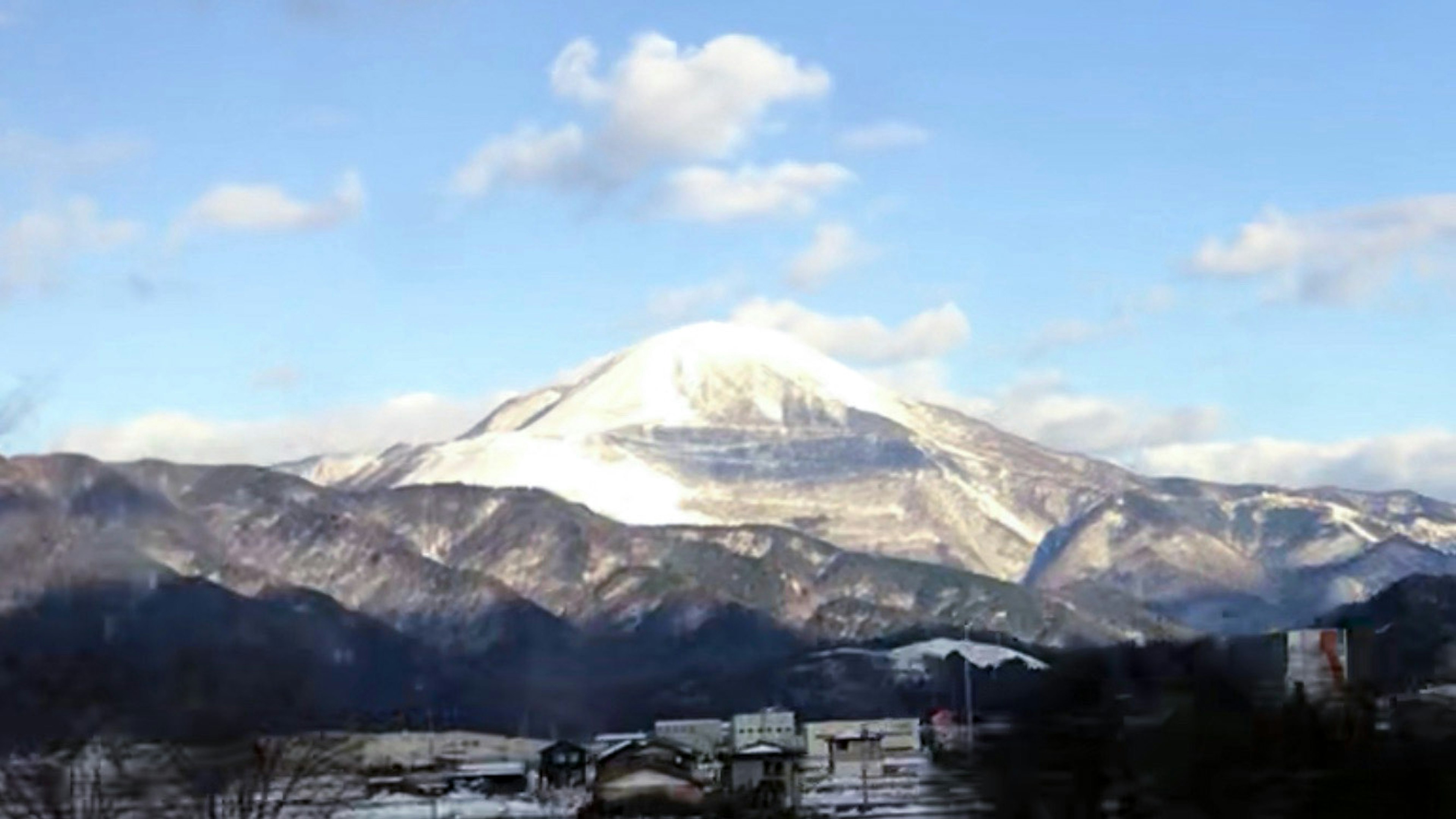 雪をかぶった山と青空の風景