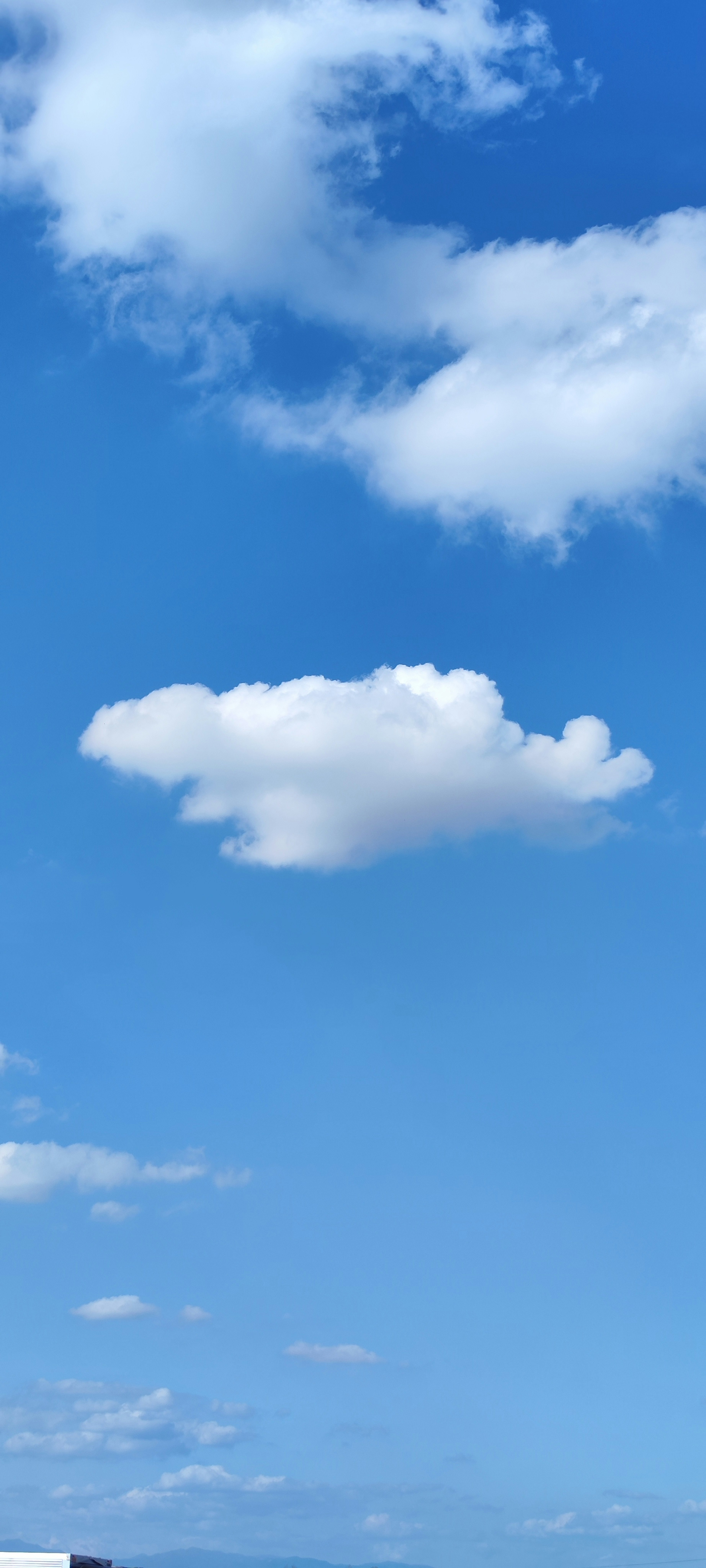 Nuvole bianche che fluttuano in un cielo azzurro