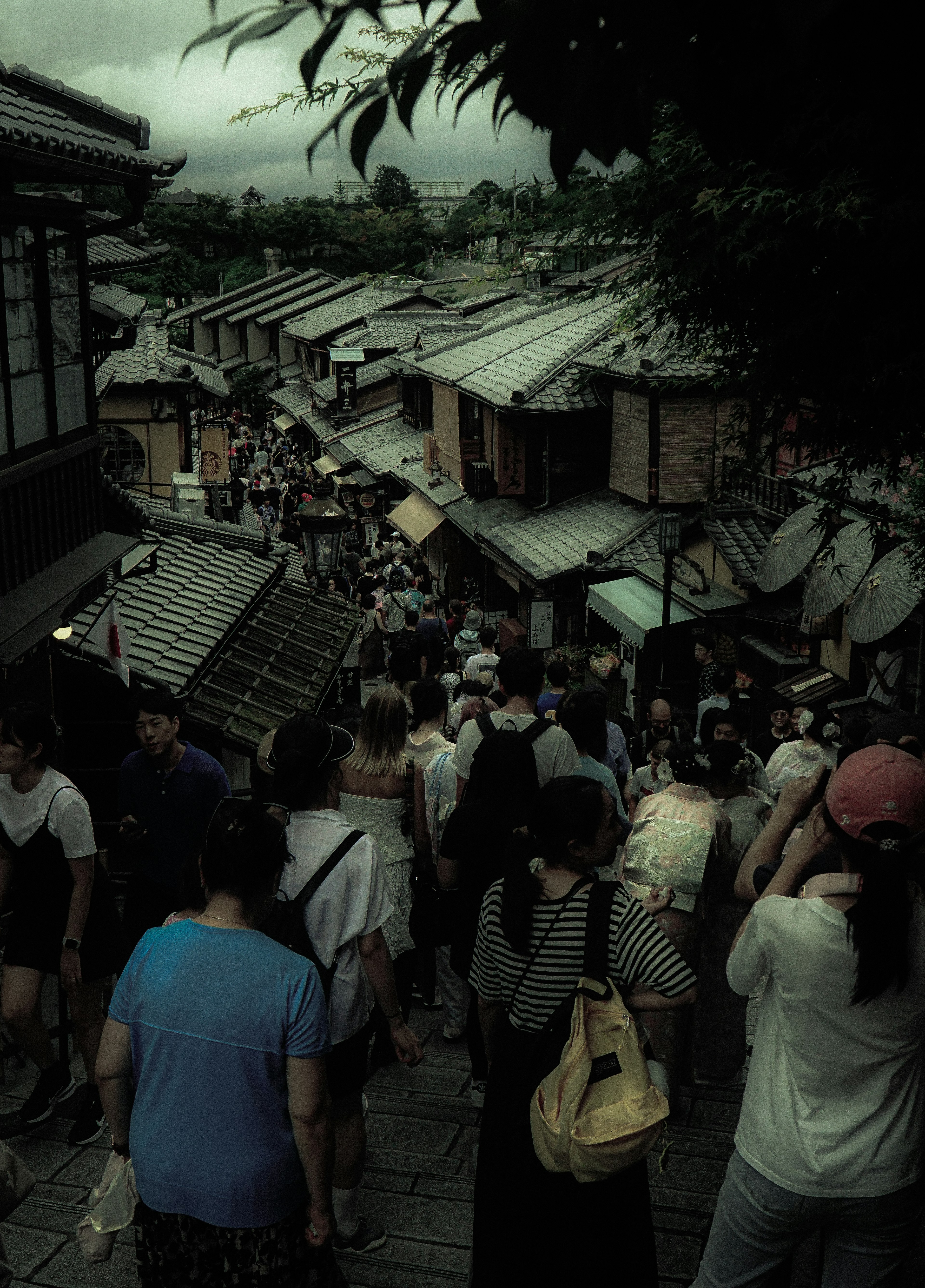 Menschenmenge, die durch eine belebte Straße in Kyoto geht