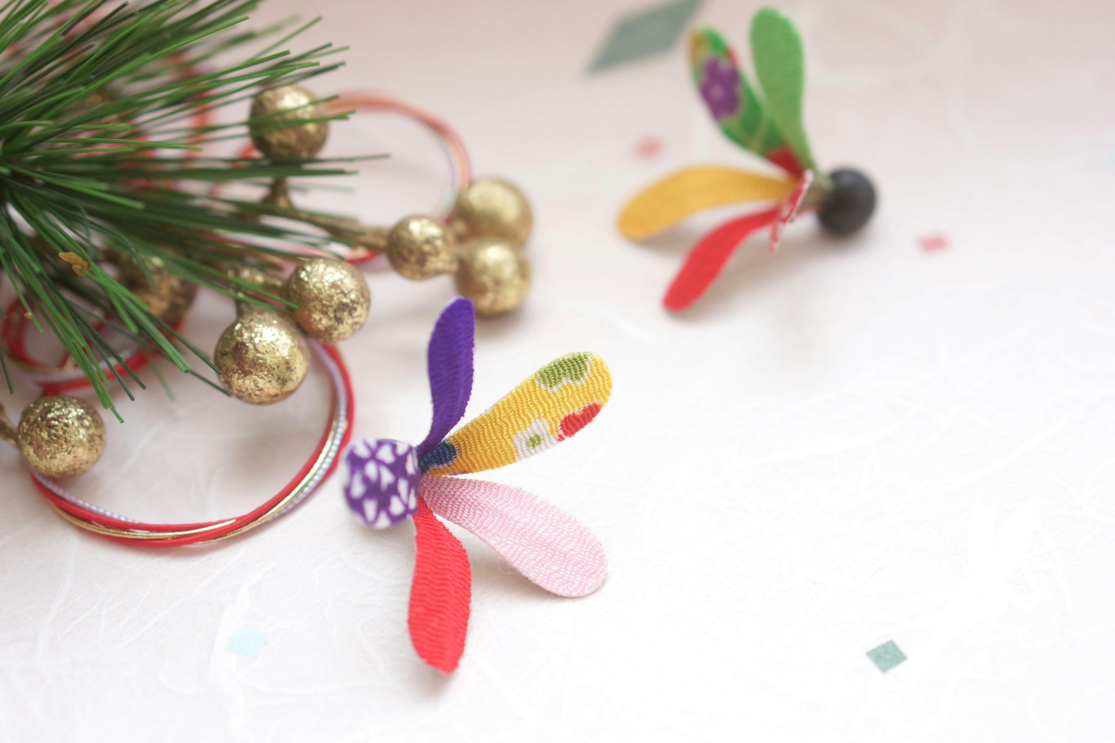 Decoraciones coloridas en forma de flores con pequeños objetos y cuentas doradas en la escena