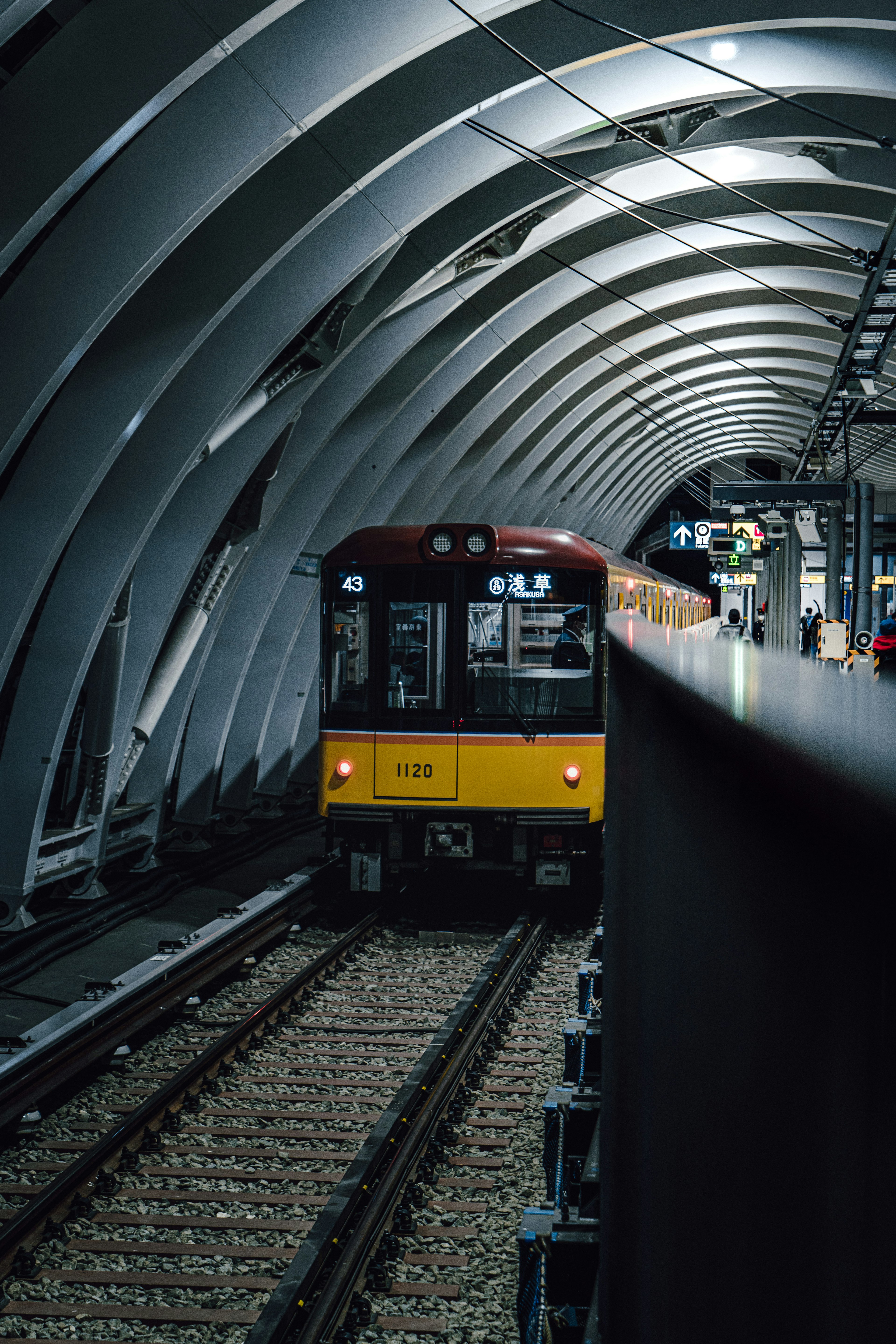 สถานีรถไฟฟ้าใต้ดินที่มีโครงสร้างโค้งและรถไฟ