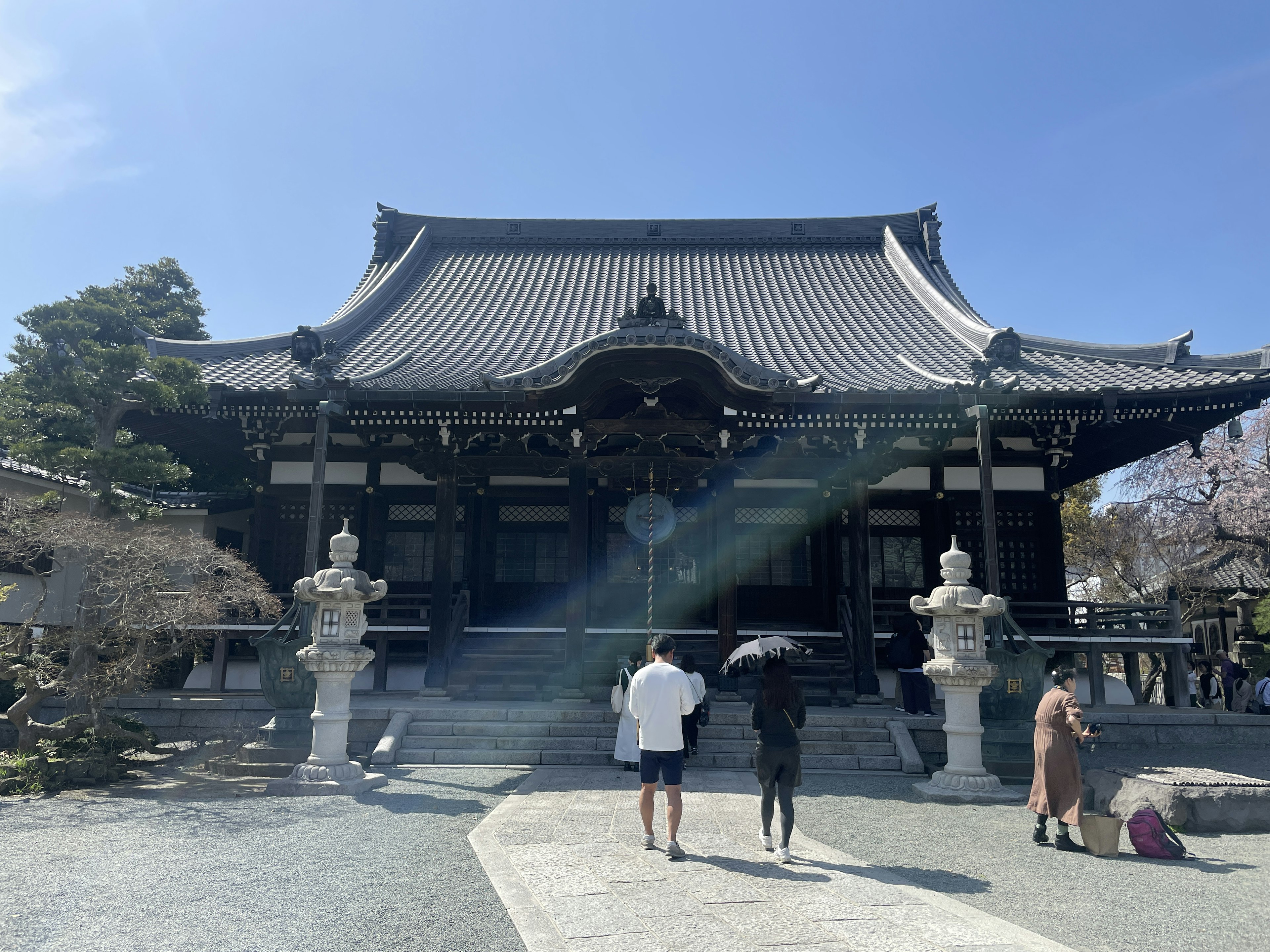 Schönes japanisches Tempelaus exterior mit blauem Himmel