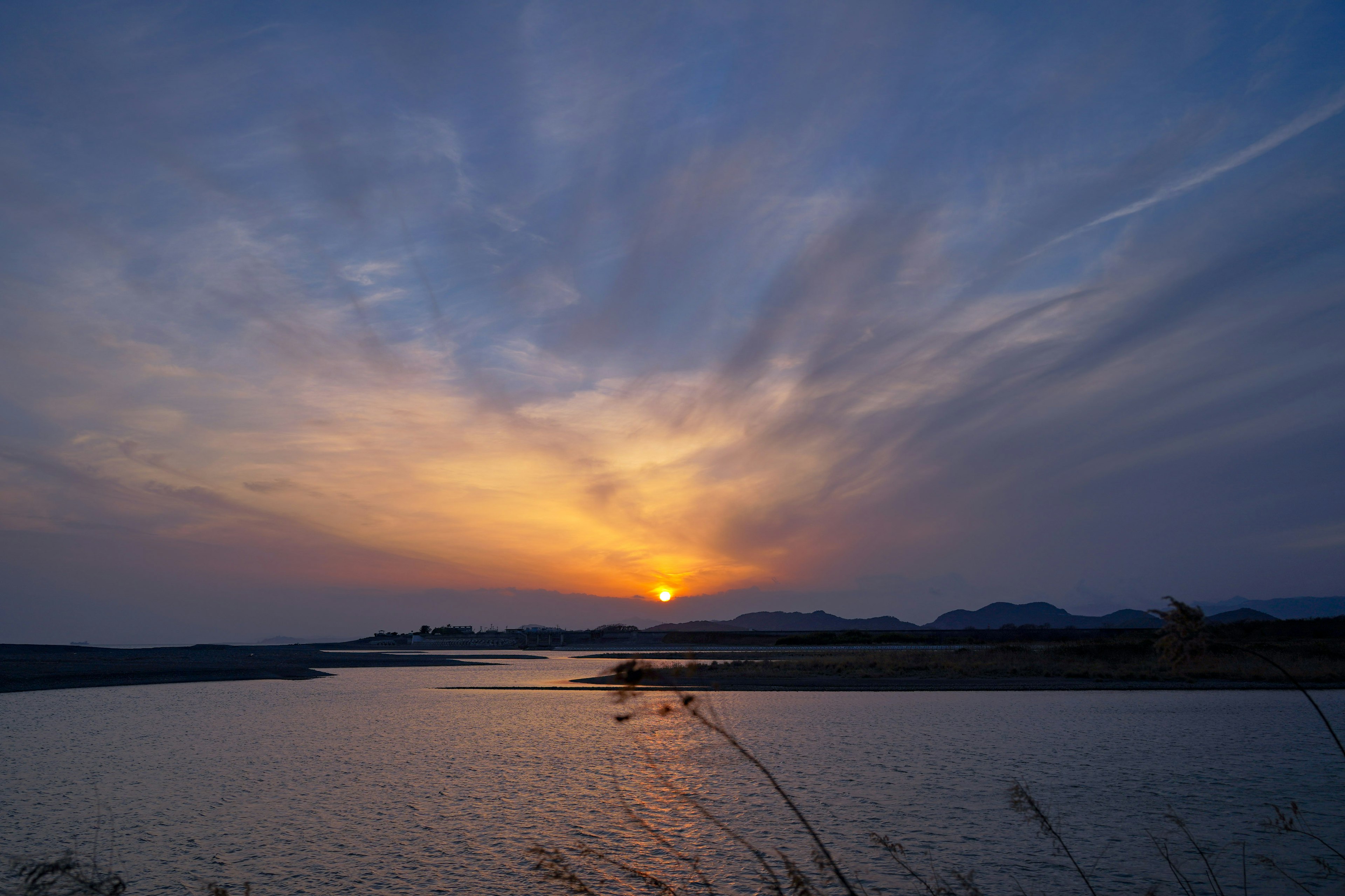 Schöner Sonnenuntergang, der sich auf der Wasseroberfläche spiegelt