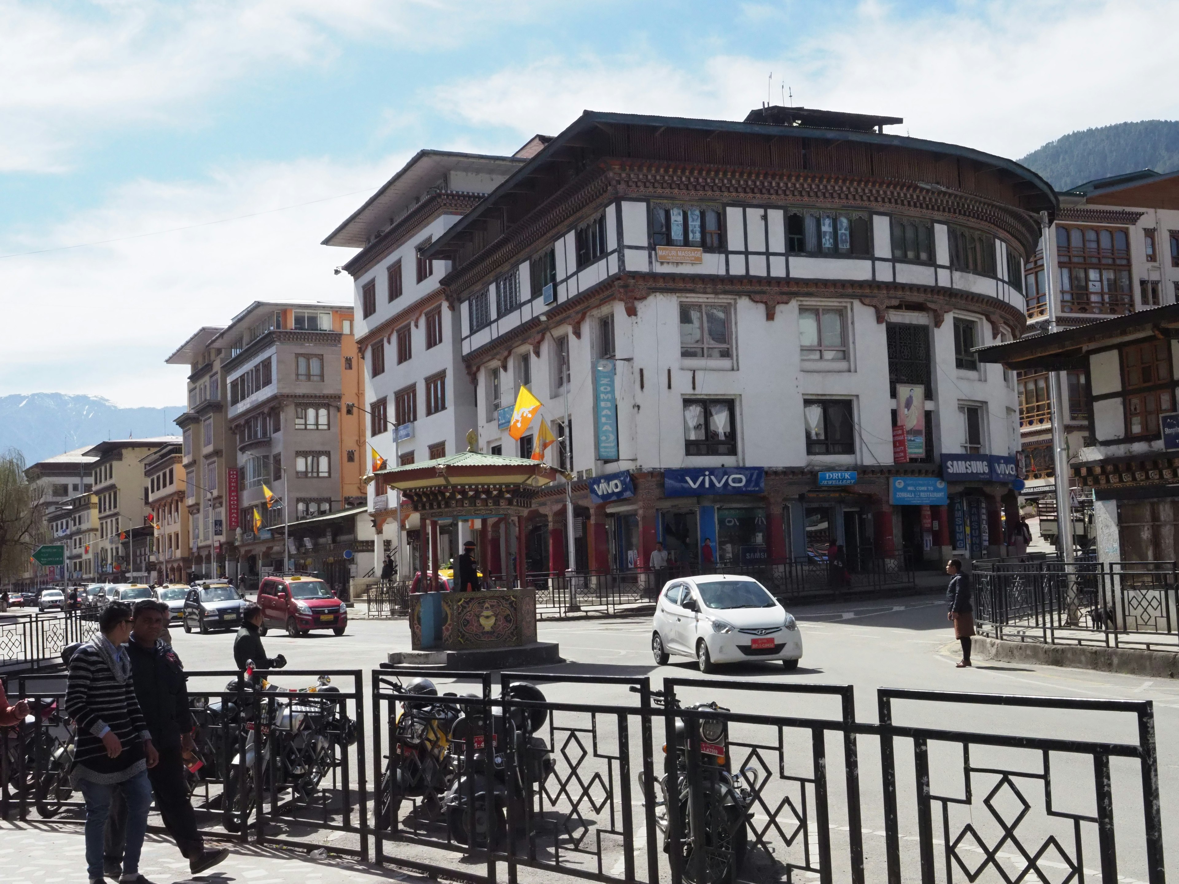 Vista de la calle de Thimphu con tiendas y bicicletas estacionadas