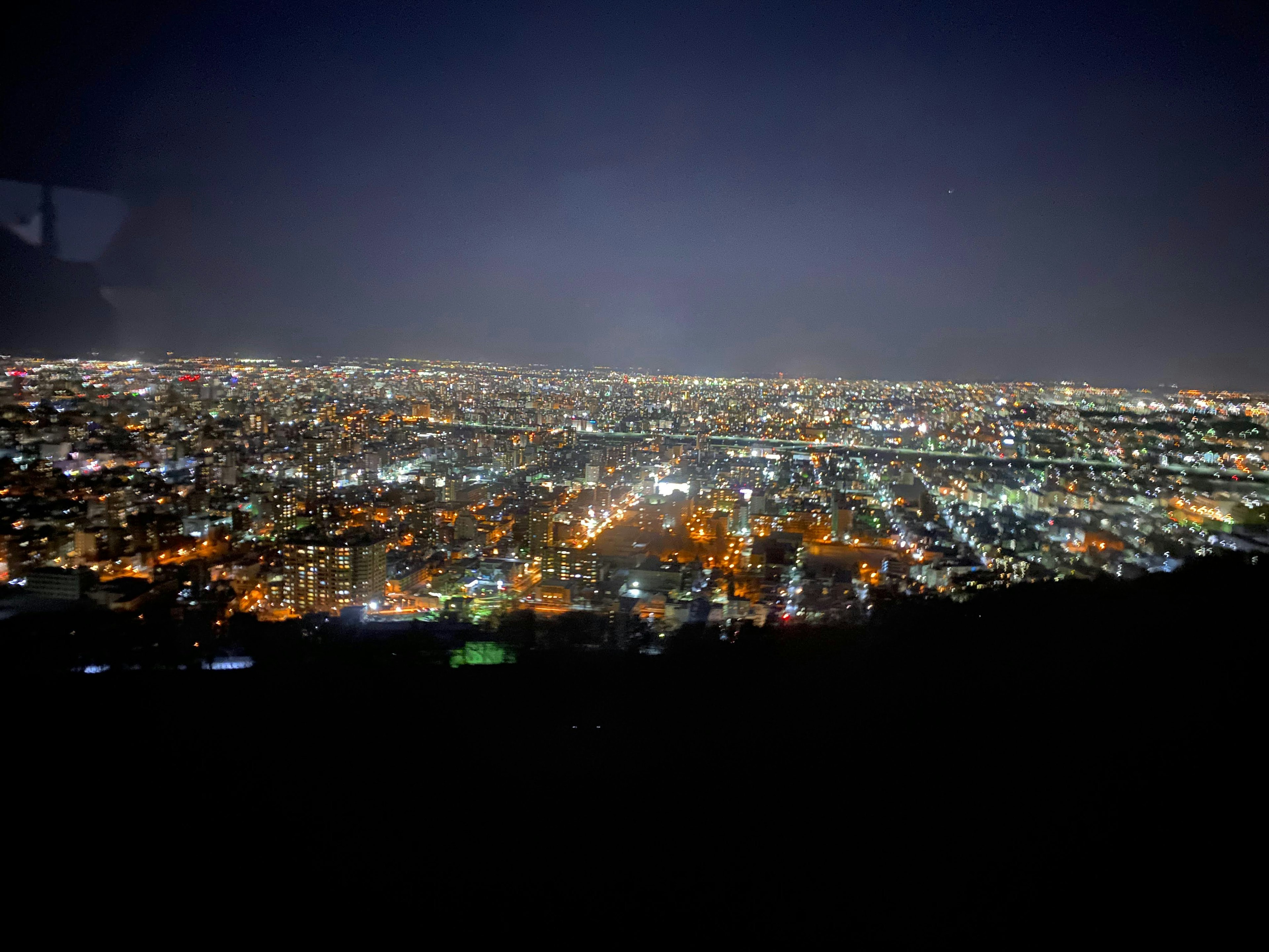 夜景の都市のパノラマが広がる美しい風景