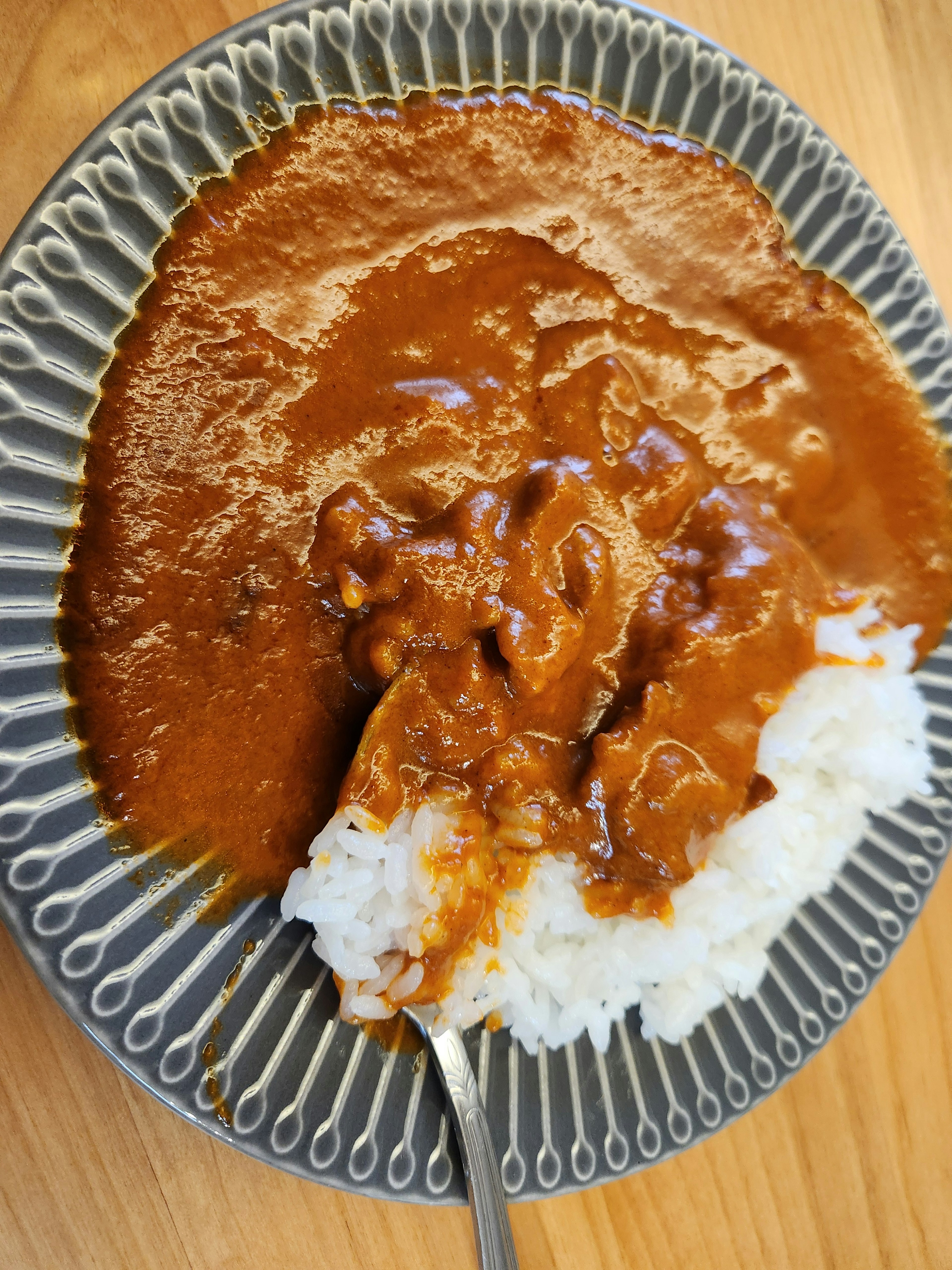 Gericht mit weißem Reis und Currysoße