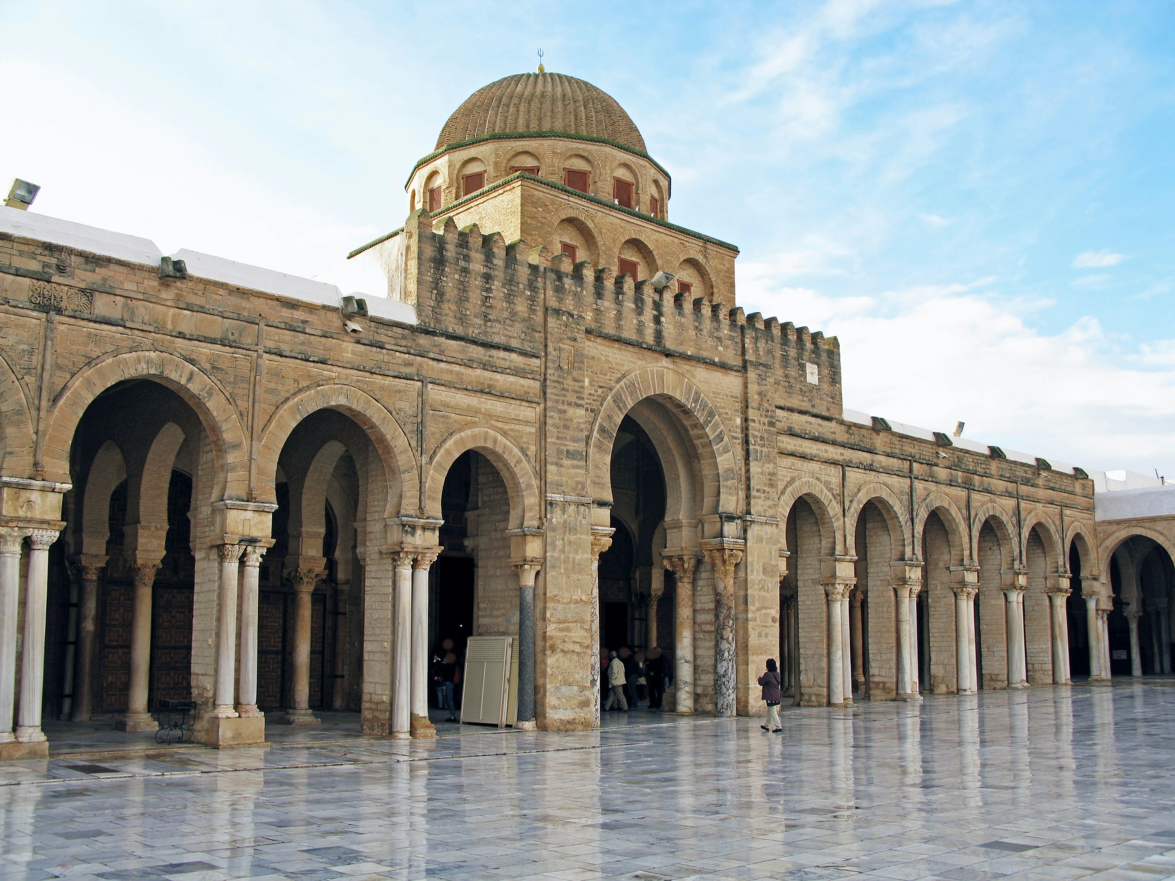 Bella arcade e cupola di una moschea al Cairo