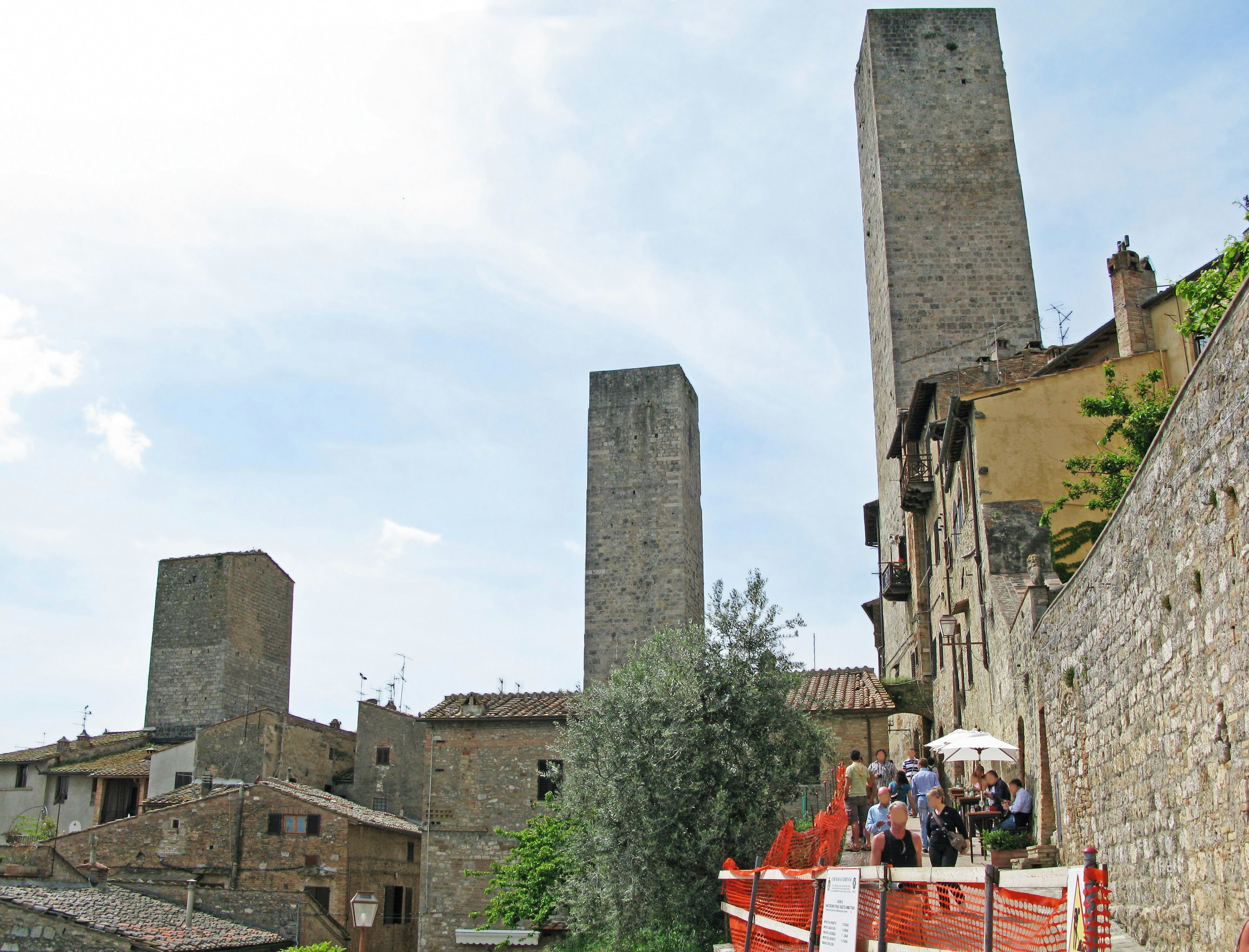 Tours historiques et terrasse de café à San Gimignano en Toscane