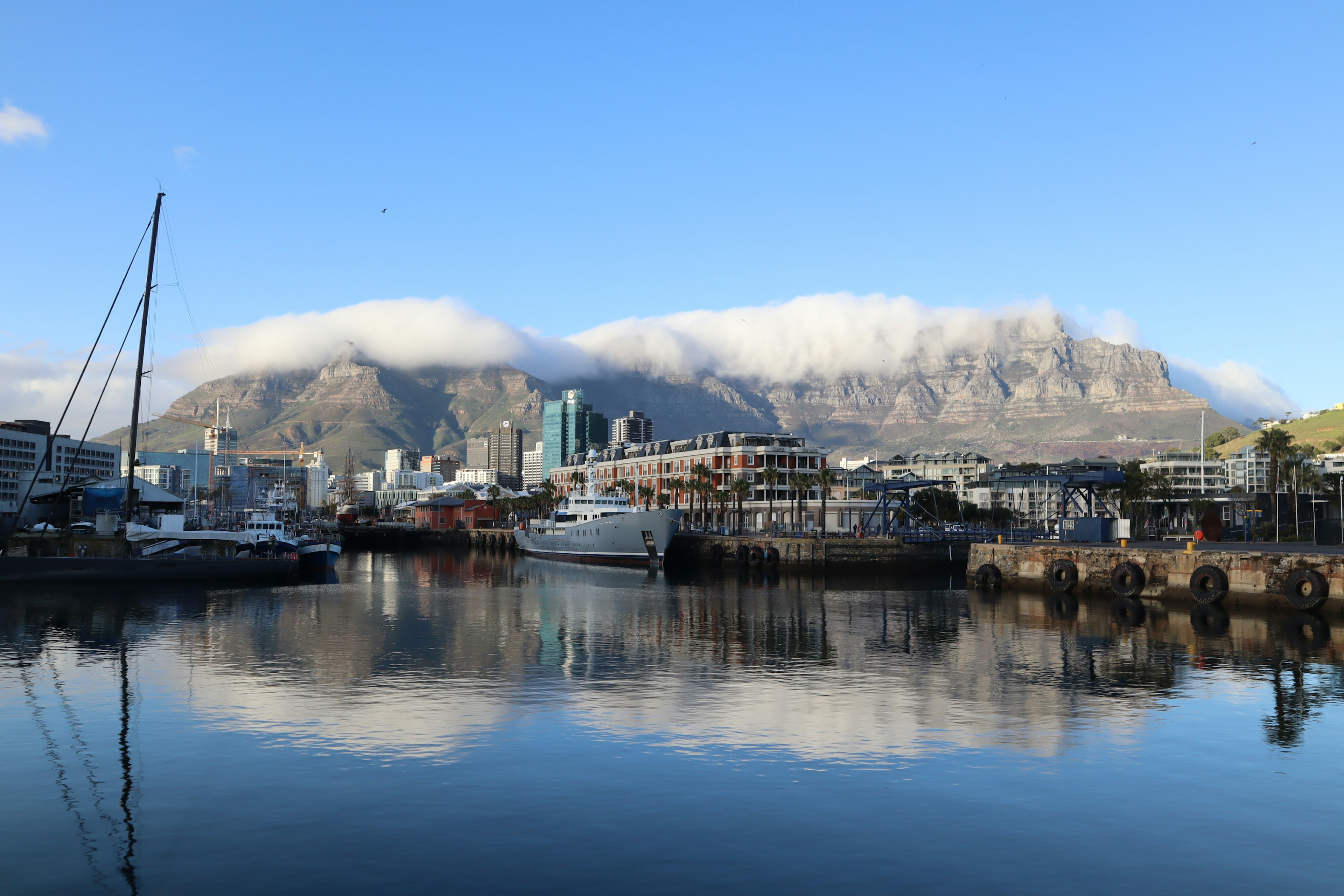 Schöne Hafenansicht mit dem Tafelberg im Hintergrund