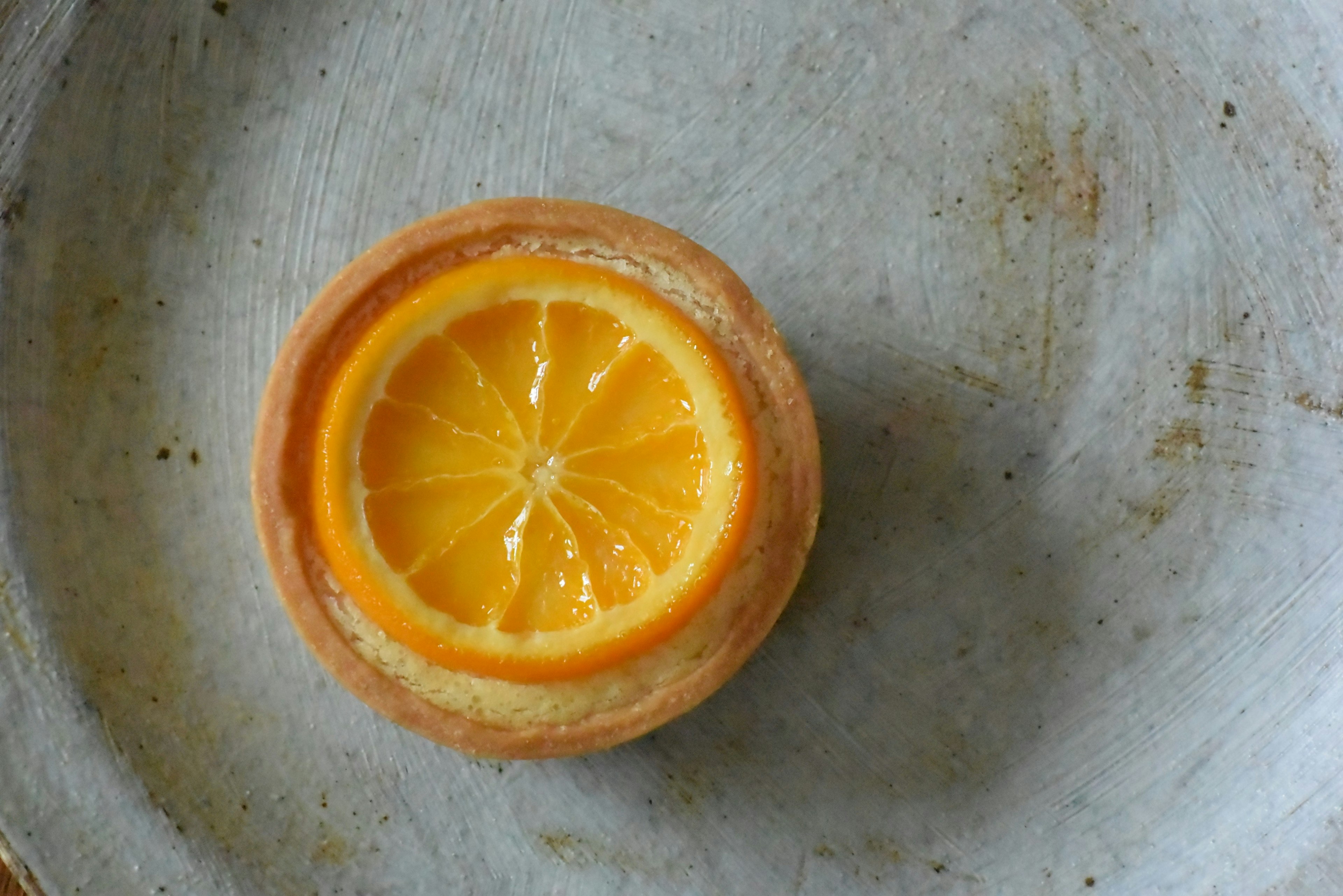 Ein Kuchen mit einer Scheibe Orange oben