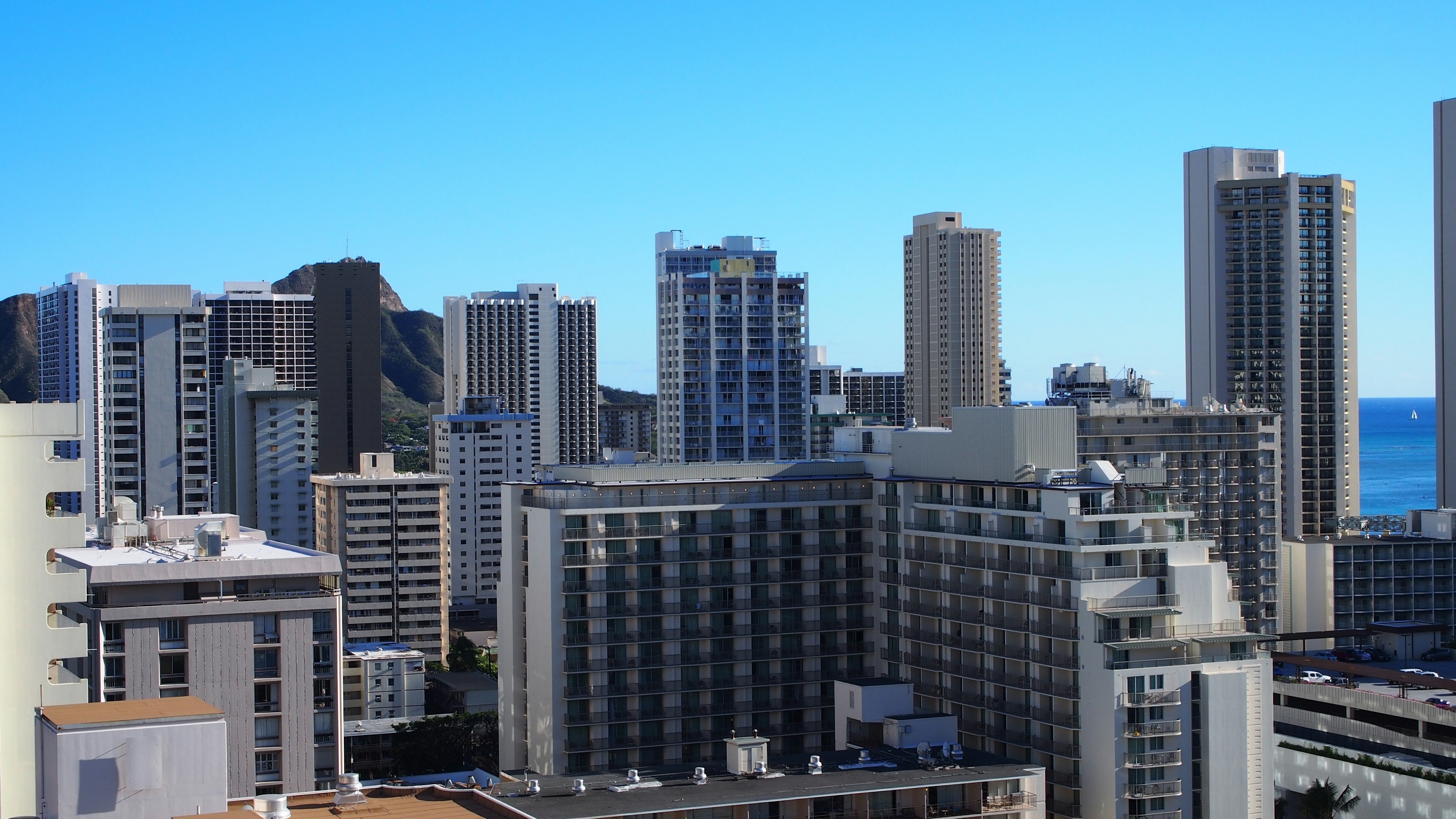 Vista panoramica dei grattacieli del centro di Hawaii sotto un cielo blu chiaro