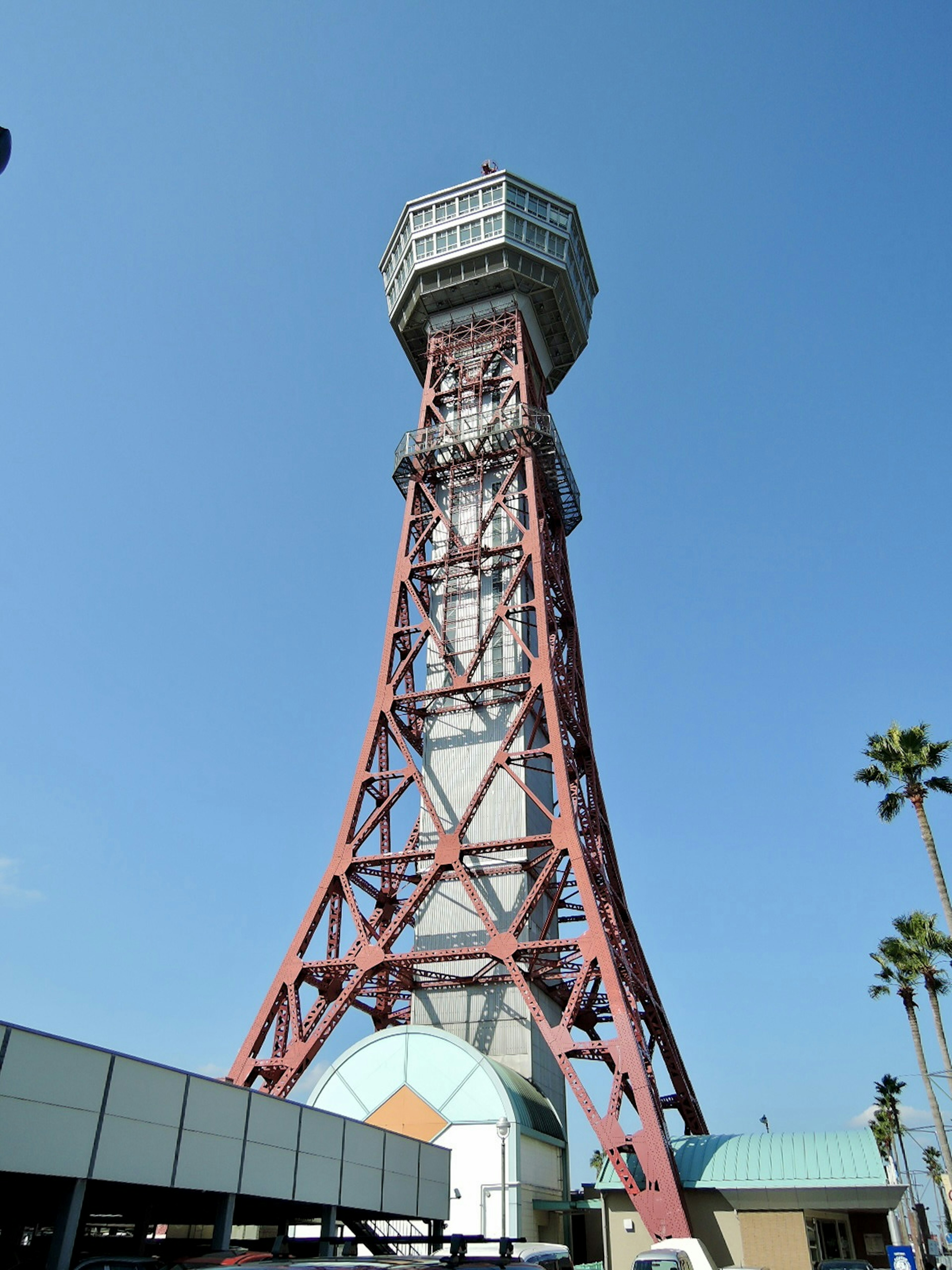 Roter Aussichtsturm vor klarem blauen Himmel