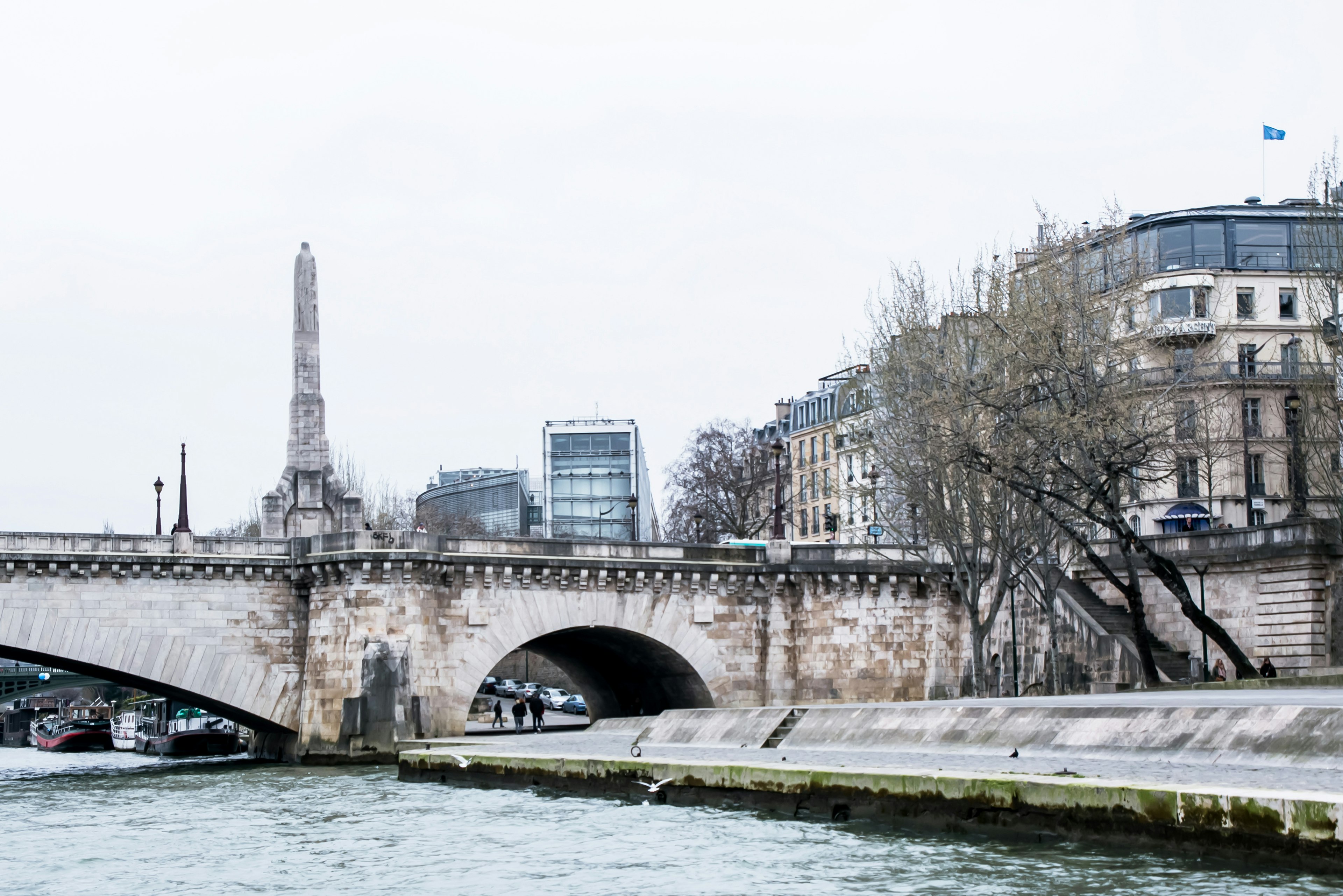 Blick auf die Seine in Paris mit einer Brücke und dem Eiffelturm