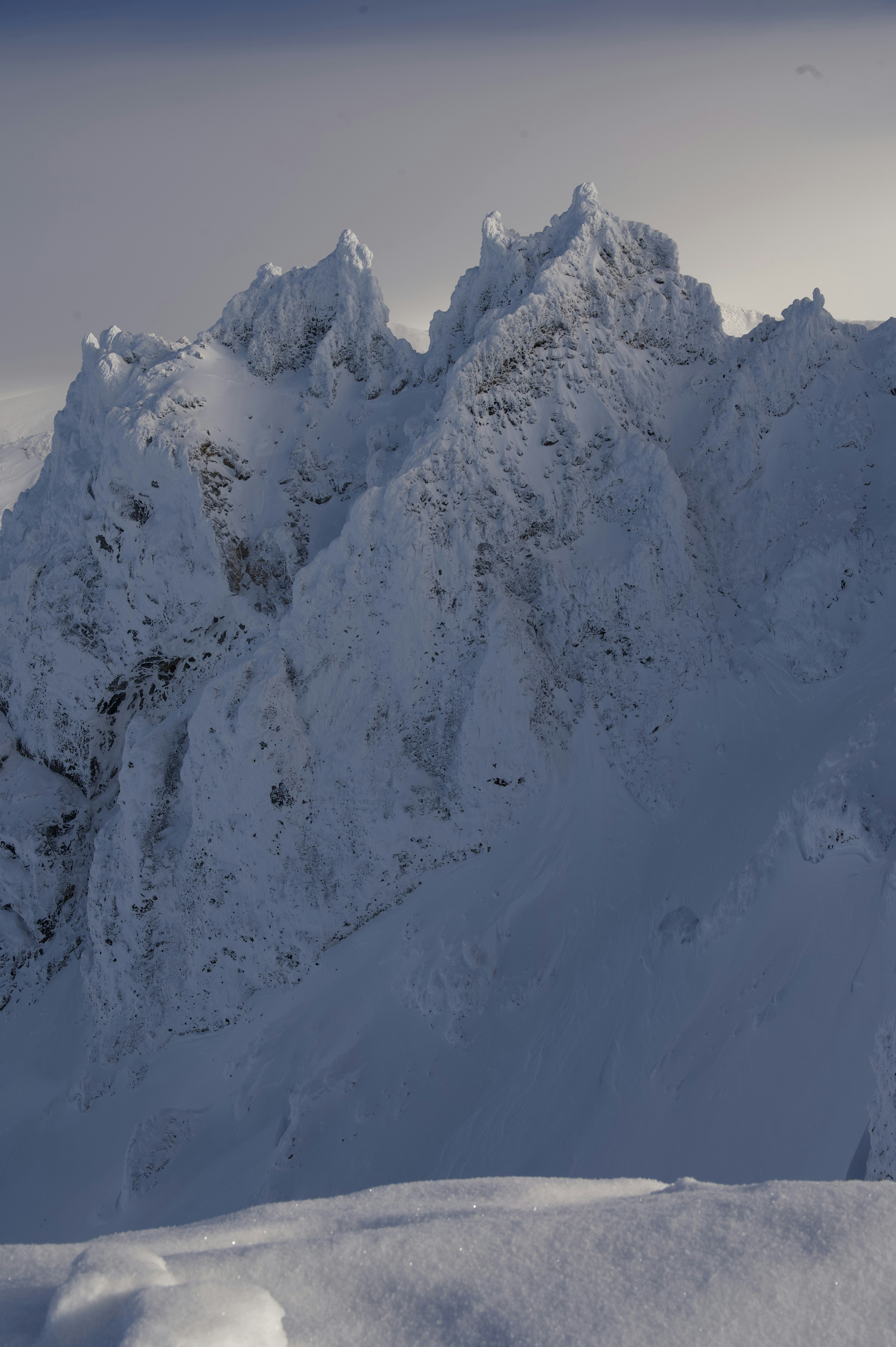 Montagnes majestueuses couvertes de neige avec des sommets aigus